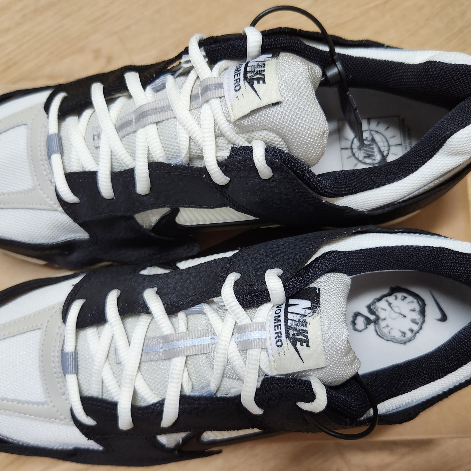 (W) Nike Zoom Vomero 5 Wolf Grey and Black 착용 스타일