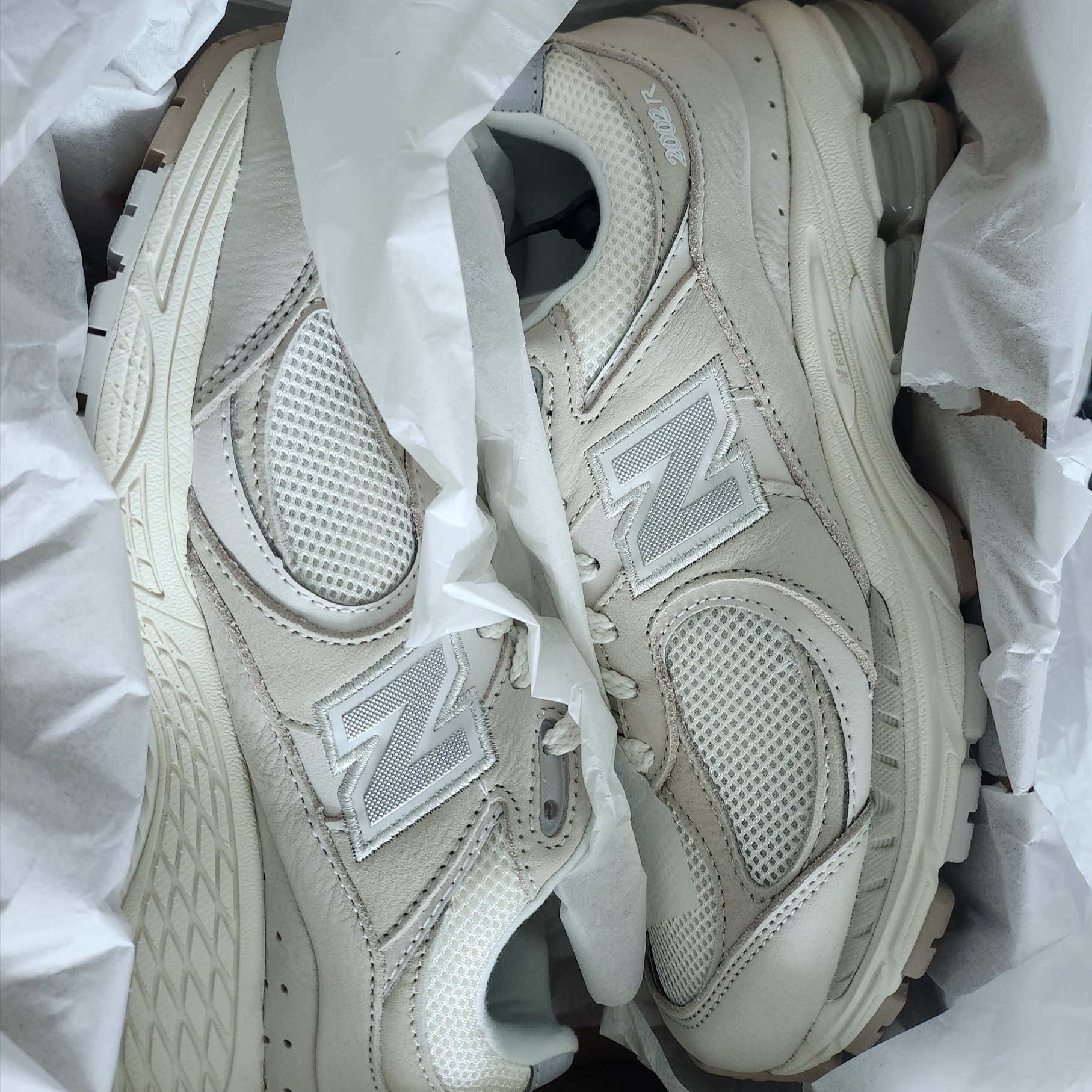 New Balance 2002R White Ivory 착용 스타일