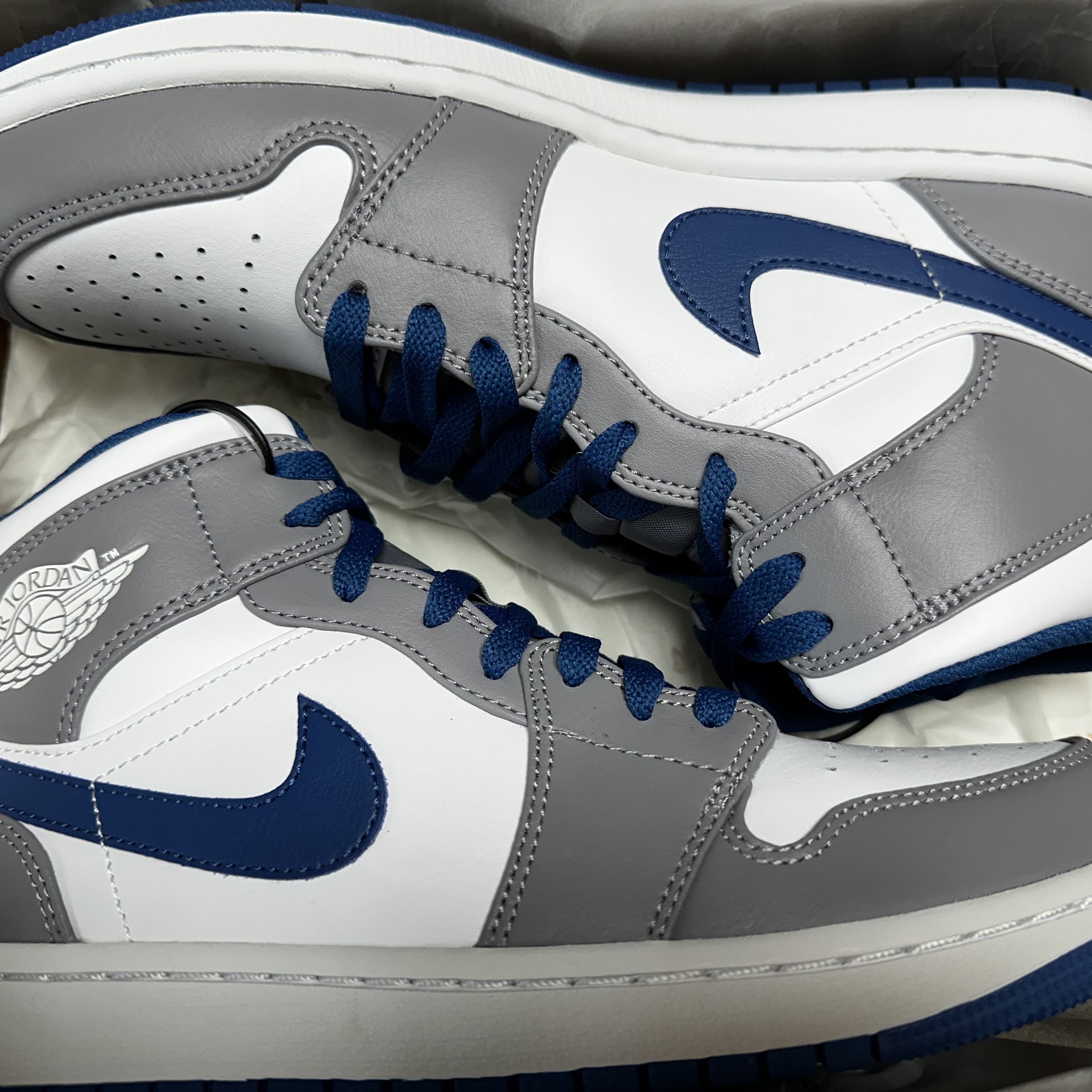 Jordan 1 Mid Cement Grey True Blue 착용 스타일