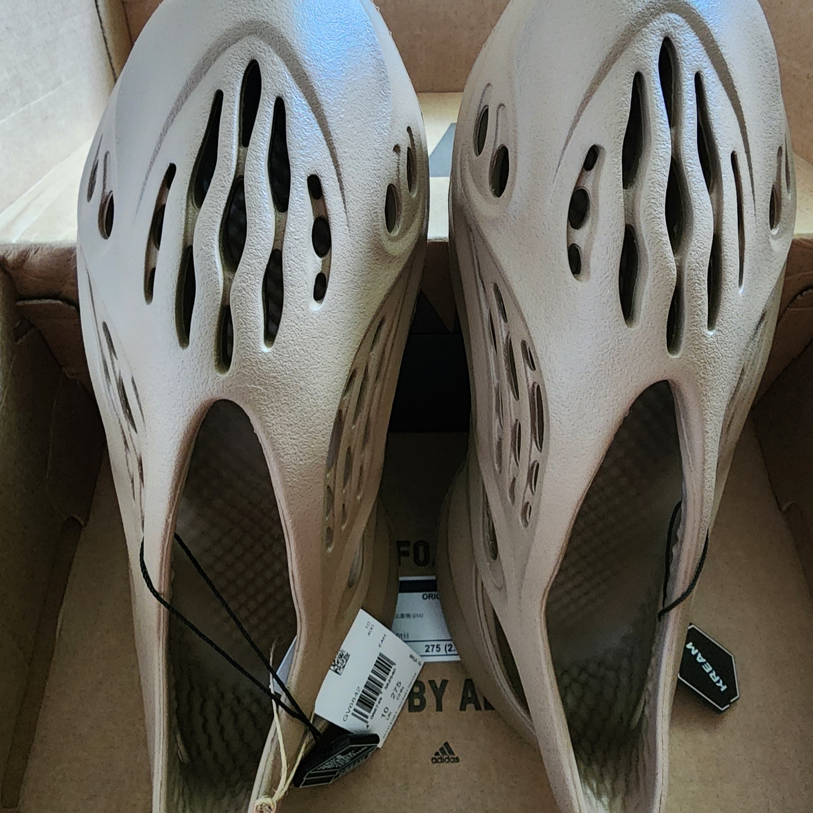 Adidas Yeezy Foam RNNR Clay Taupe 착용 스타일