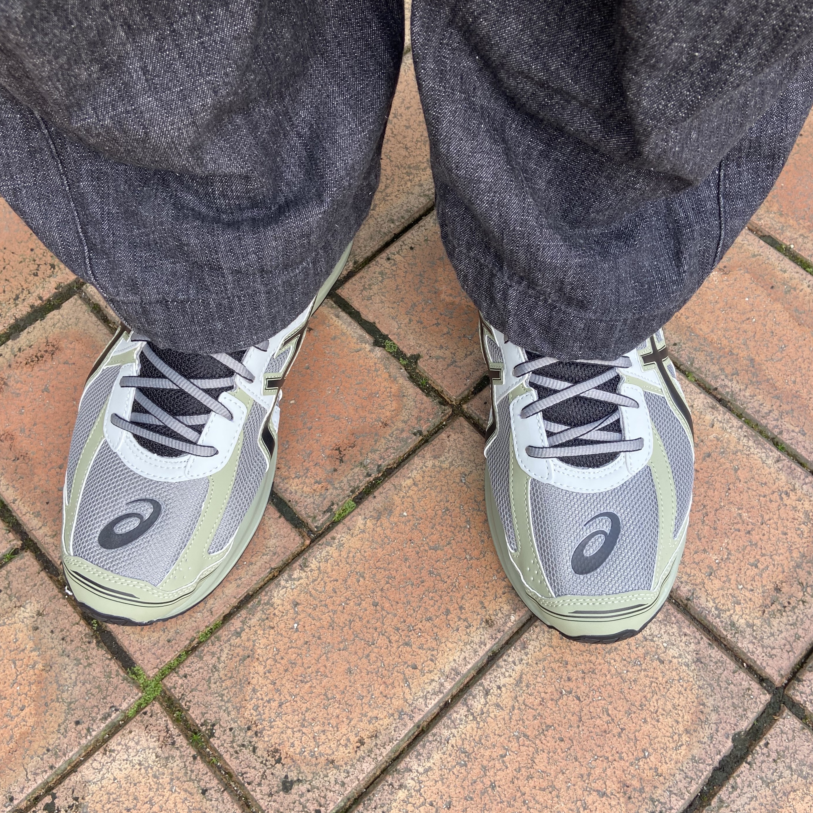 Asics Jog 100 S Sheet Rock - 2E Wide 착용 스타일 - 3