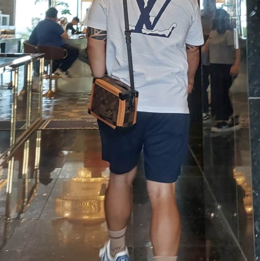 Louis Vuitton Do A Kickflip T-Shirt Optical White, Louis Vuitton LV Trainer Sneakers Monogram Denim Blue 착용 스타일