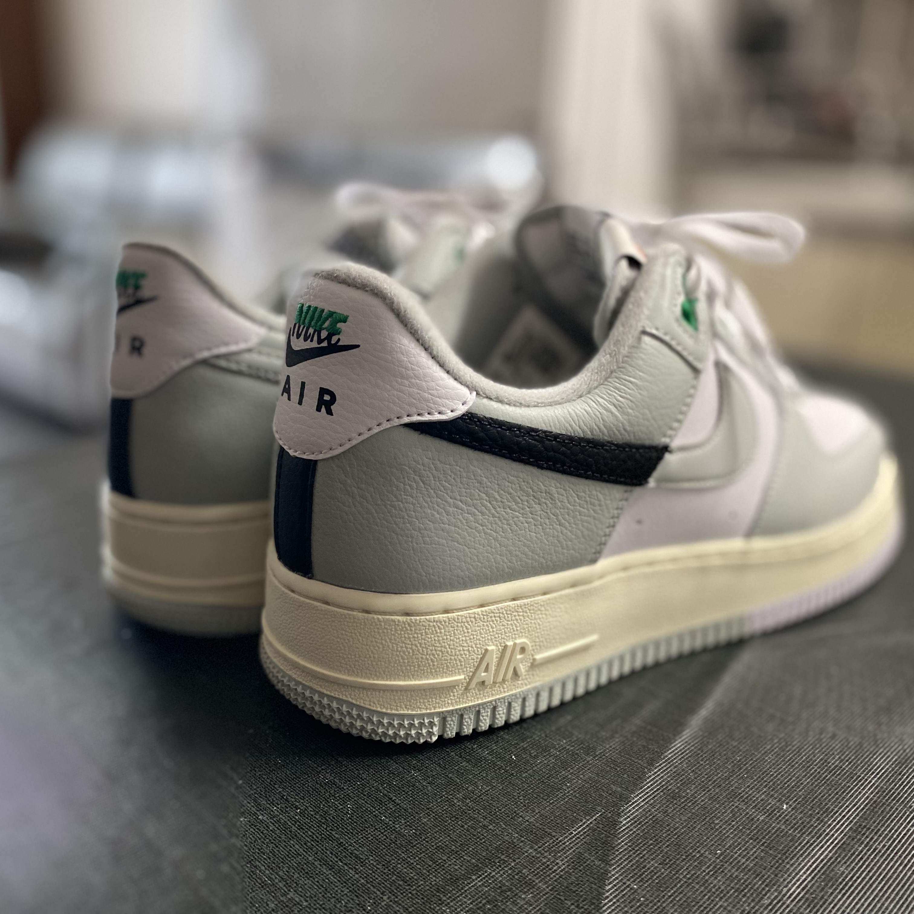 Nike Air Force 1 '07 LV8 Light Silver Black 착용 스타일 - 2