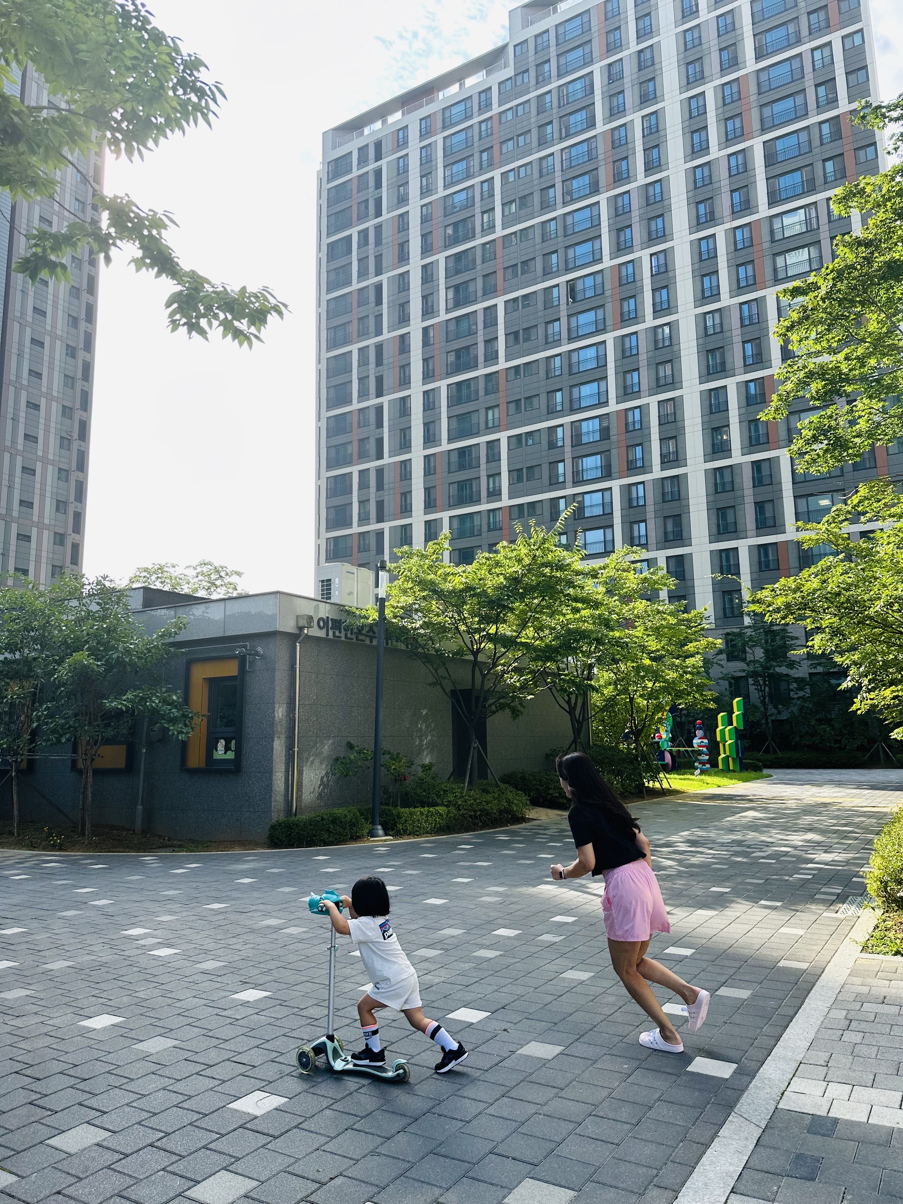 (W) Nike NSW Essential Crop Short Sleeve T-Shirt Black - Asia, (W) Nike NSW Essential Repel Mid Rise Shorts Soft Pink - Asia 착용 스타일 - 2