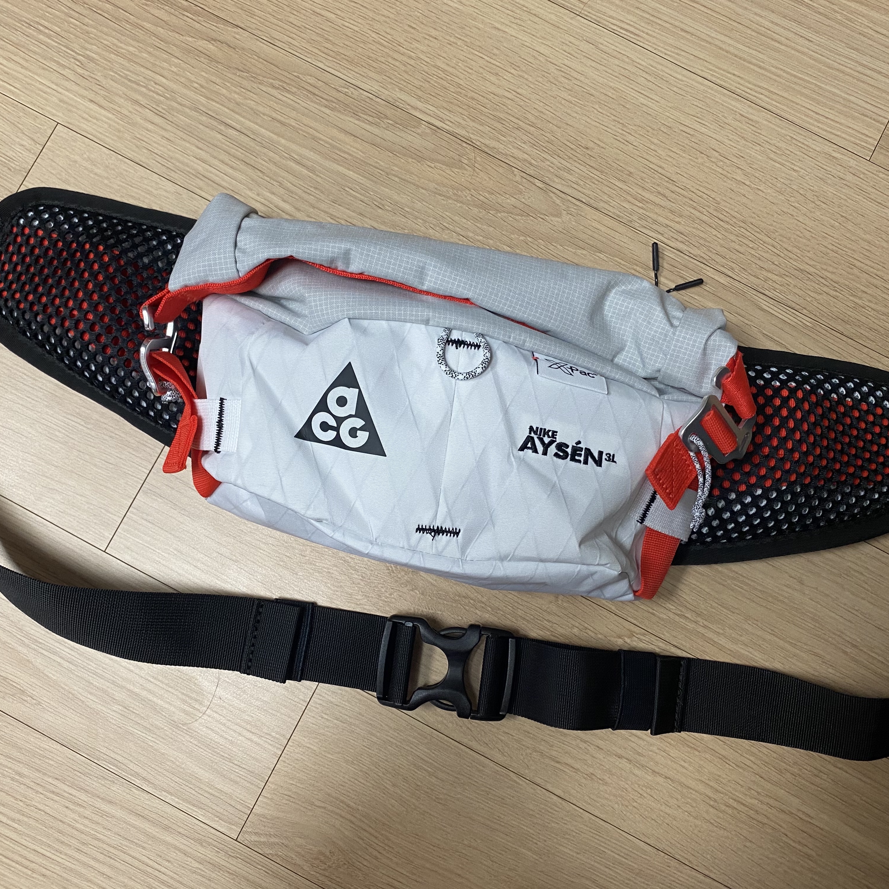 Nike ACG Aisen Penny Pack 3L White Photon Dust 착용 스타일