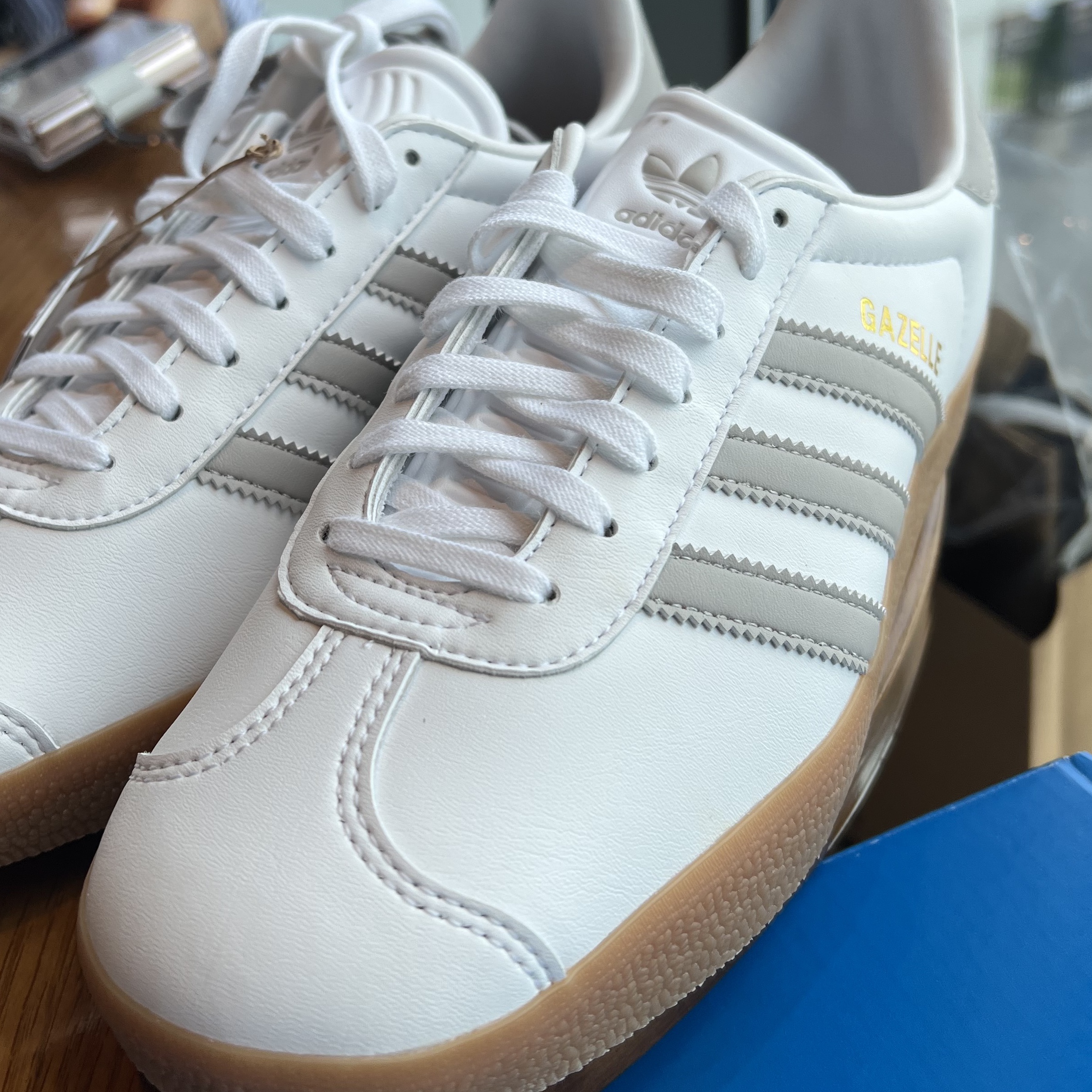 Adidas Gazelle White Grey 착용 스타일