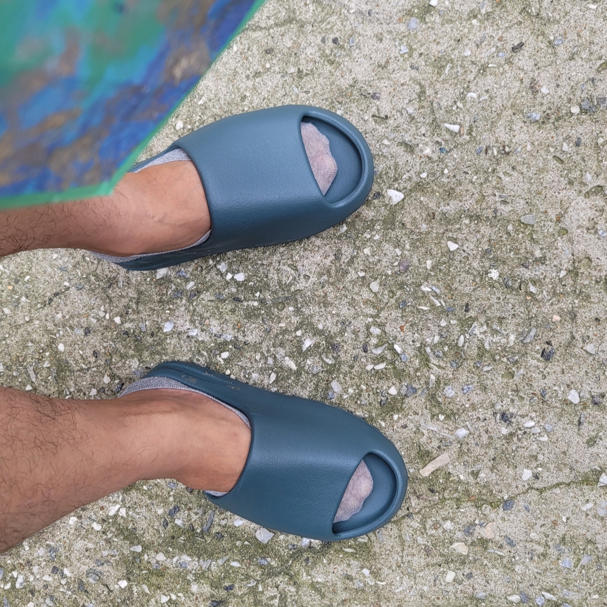 Adidas Yeezy Slide Slate Marine 착용 스타일