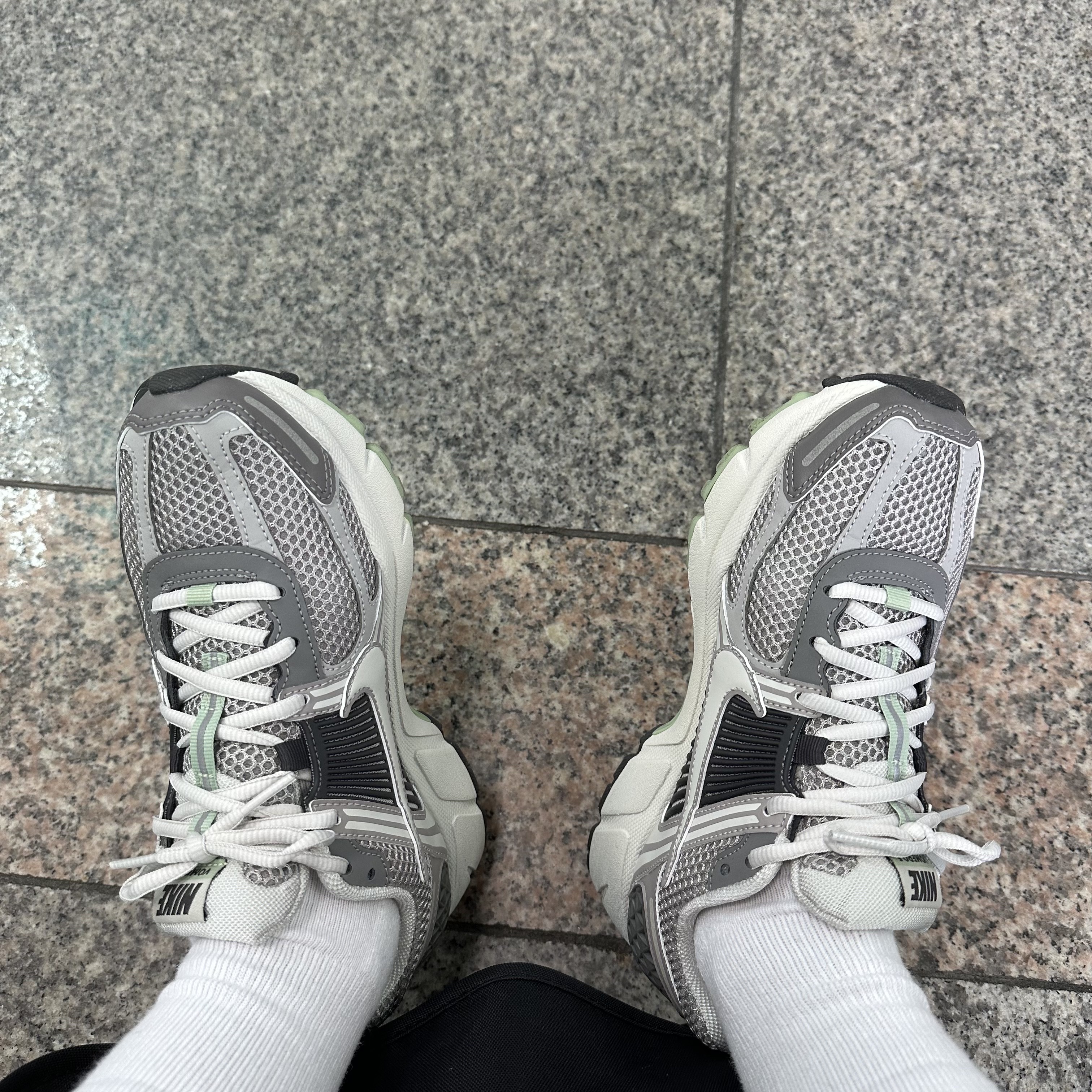(W) Nike Zoom Vomero 5 Cobblestone and Flat Pewter 착용 스타일