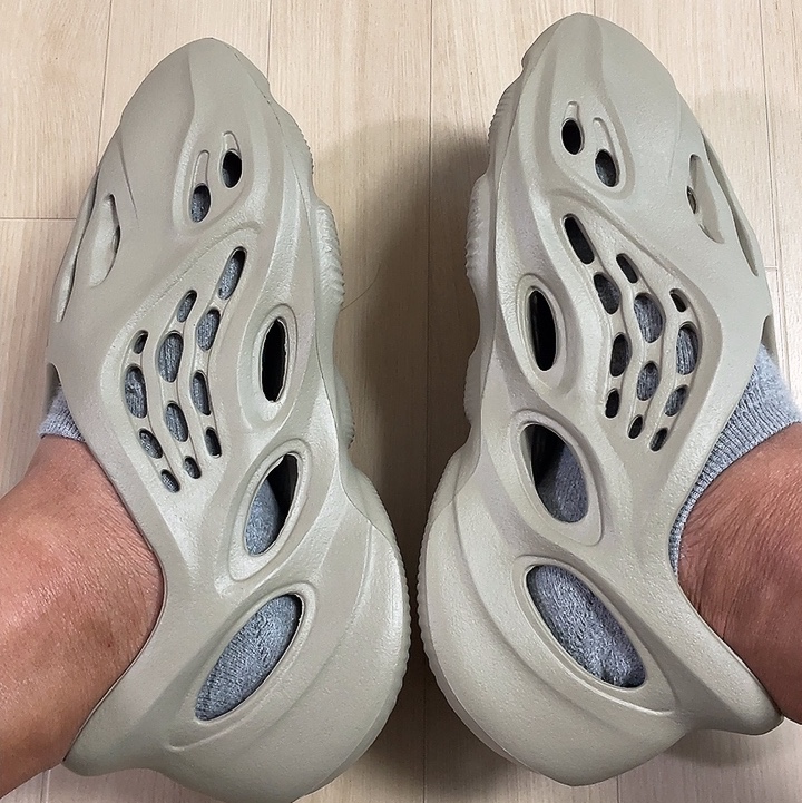 Adidas Yeezy Foam RNNR Stone Salt 착용 스타일