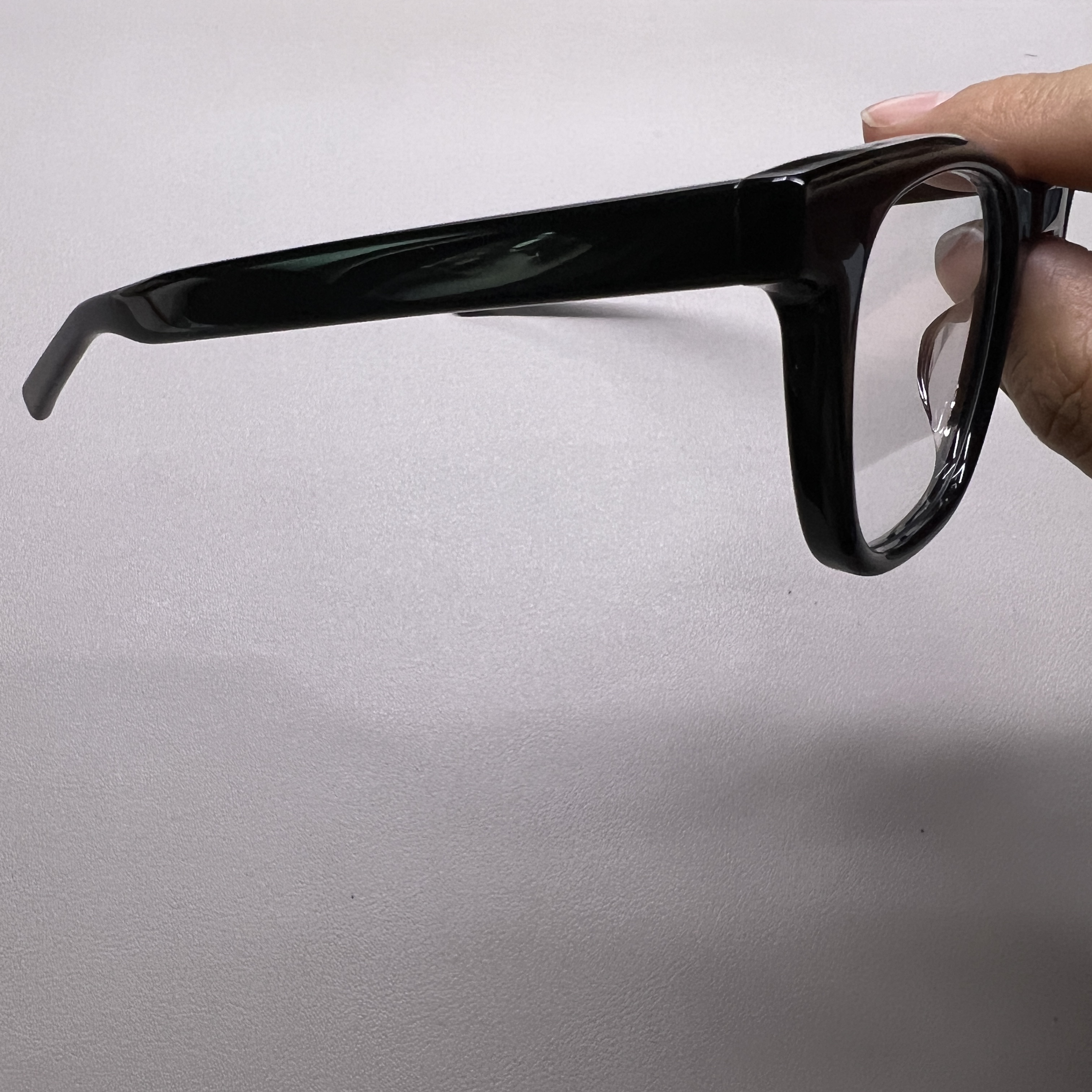 Gentle Monster x Maison Margiela MM010 Clear Black 착용 스타일 - 3