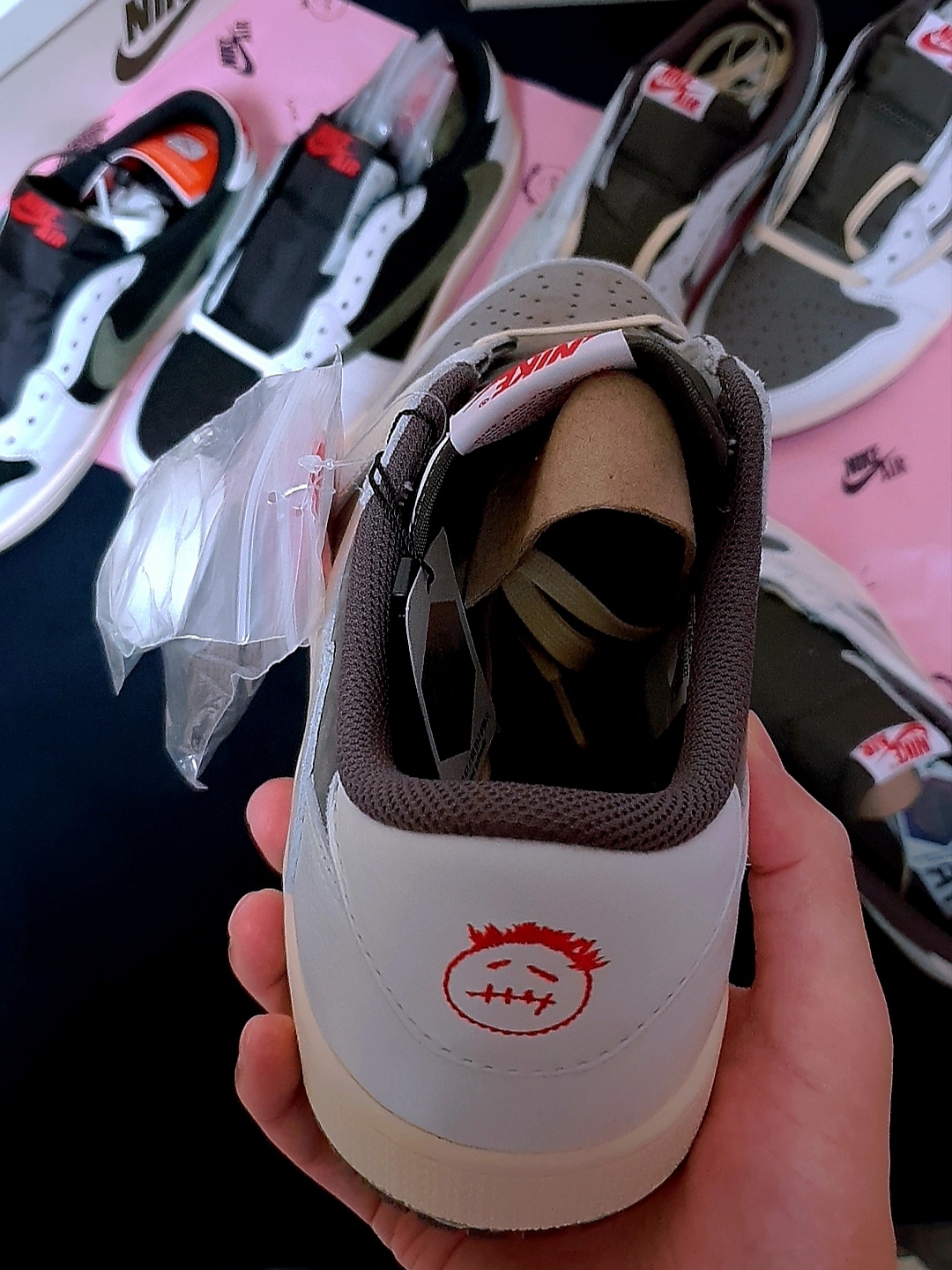 Jordan 1 x Travis Scott Retro Low OG SP Sail and Ridgerock, (W) Jordan 1 x Travis Scott Retro Low OG SP Medium Olive 착용 스타일
