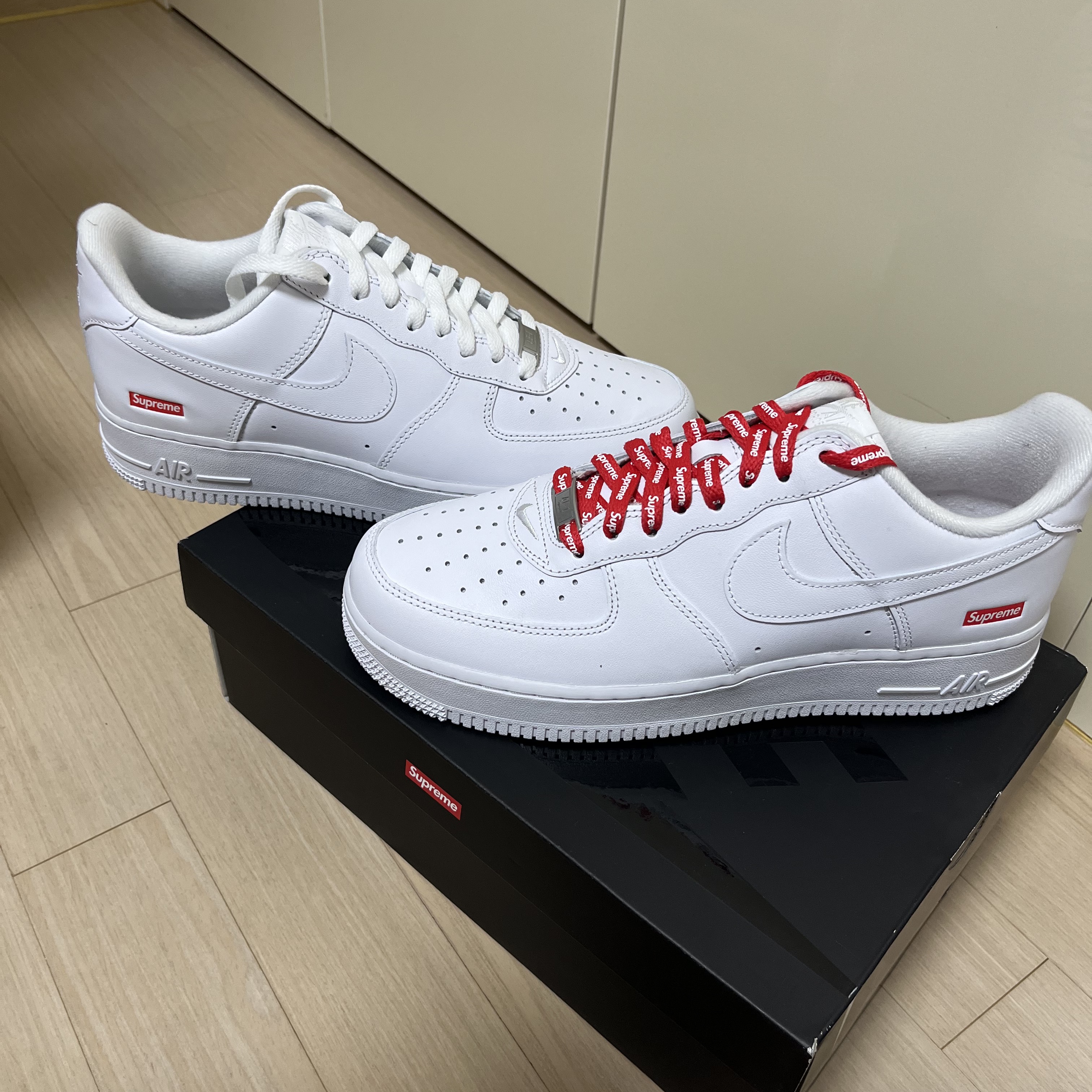 Nike x Supreme Air Force 1 Low White 착용 스타일