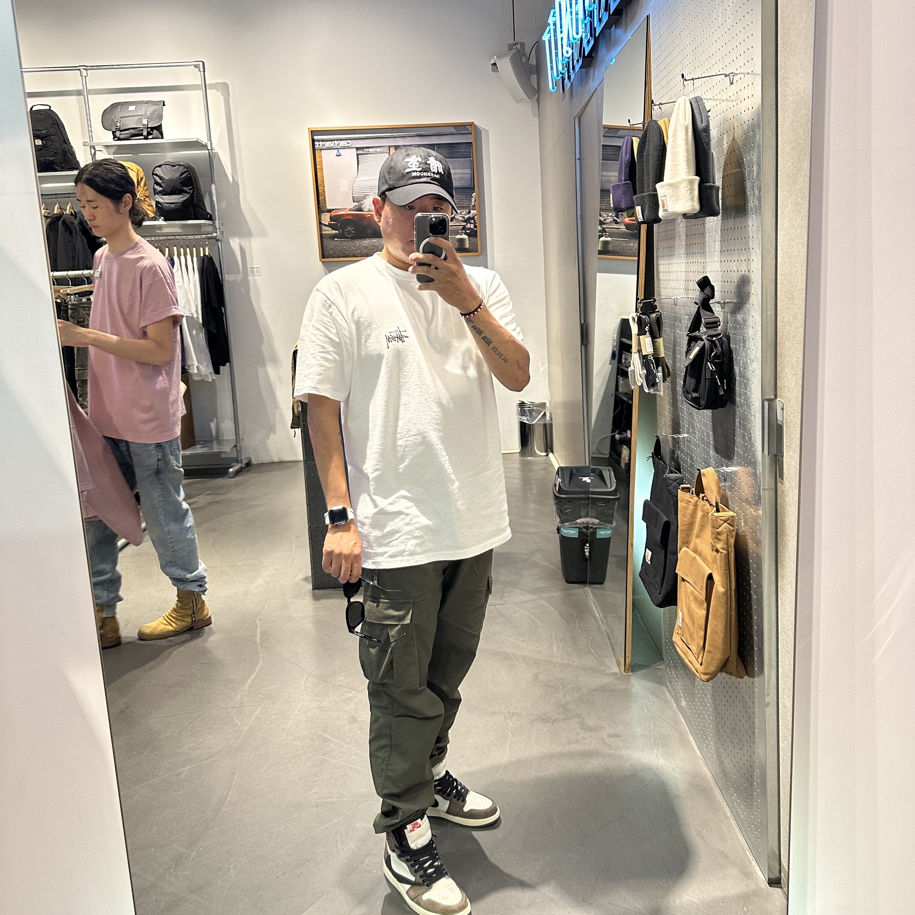 Darkr8m Studio White Logo Cap, Stussy Basic Stussy T-Shirt White 2023 착용 스타일 - 3