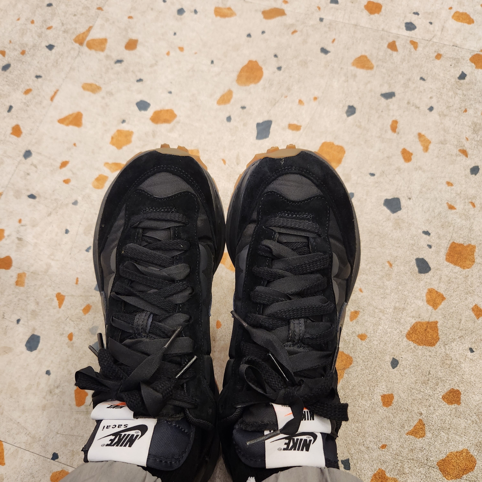 Nike x Sacai VaporWaffle Black and Gum 착용 스타일 - 3