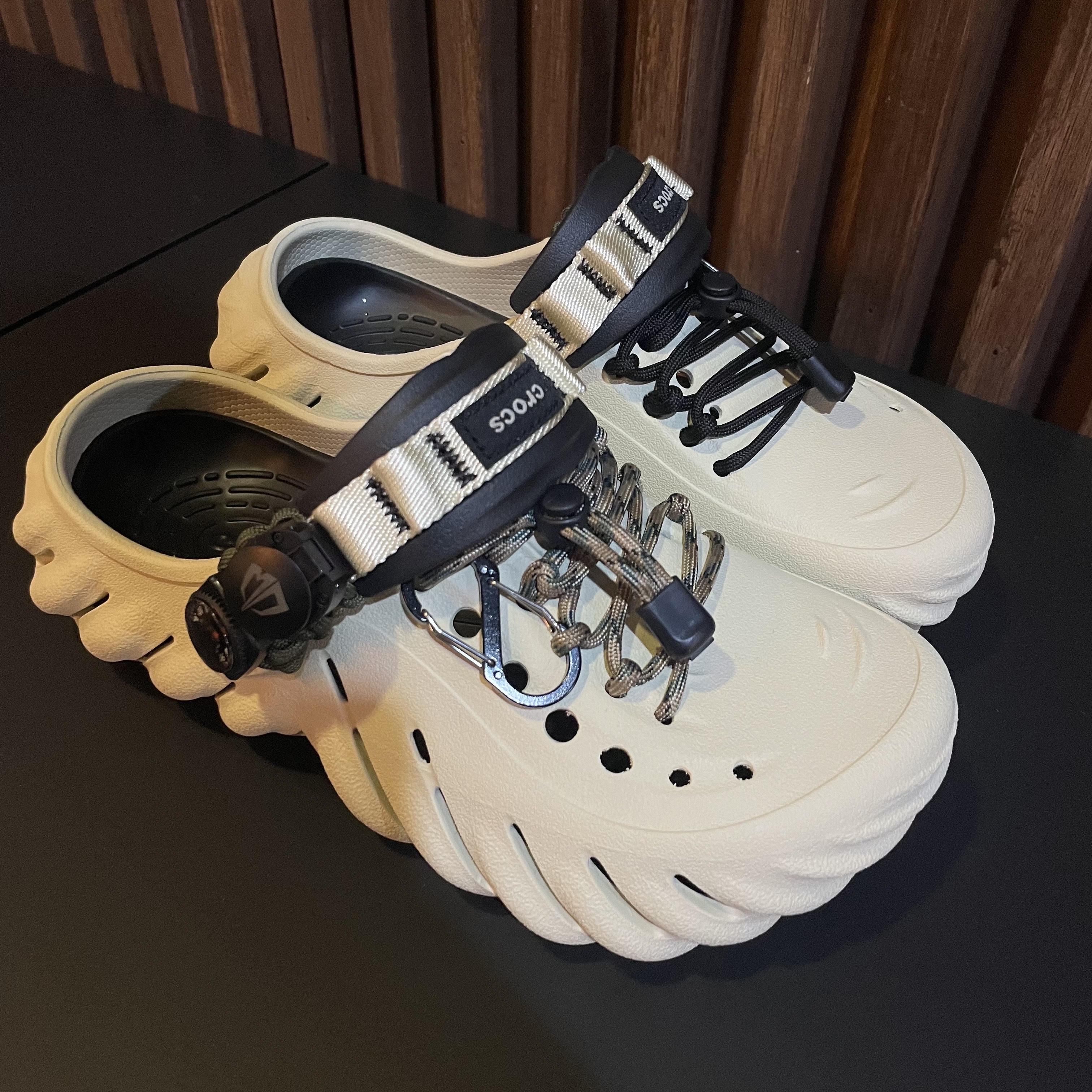 Crocs Echo Clog Bone Black 착용 스타일 - 1