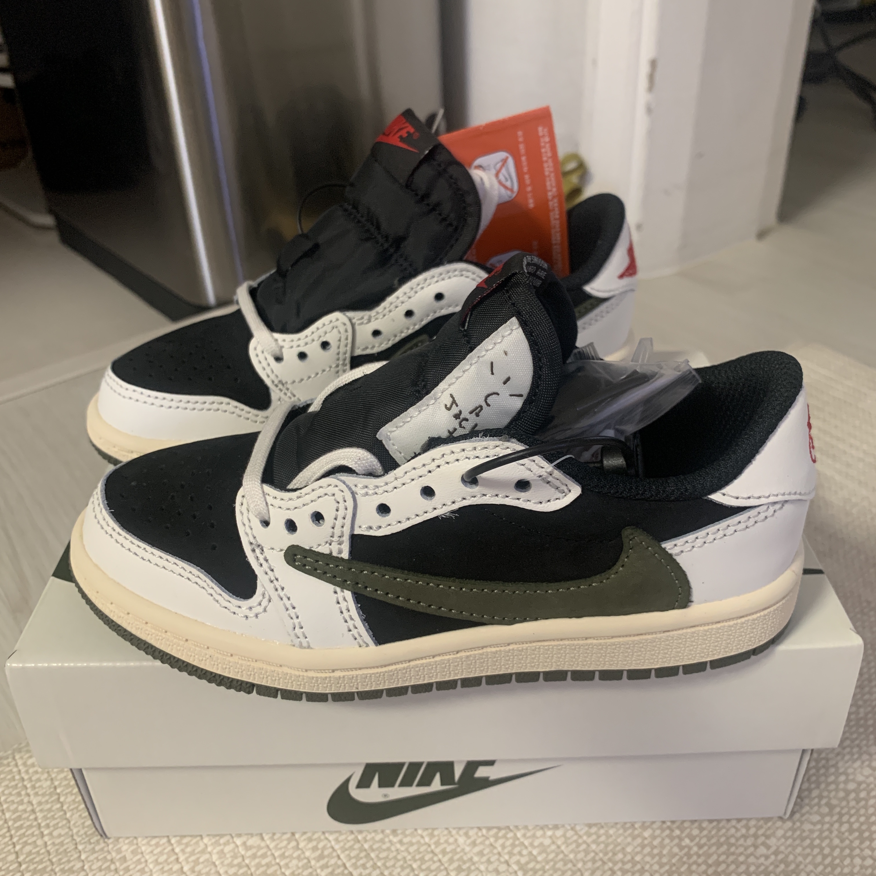 (PS) Jordan 1 x Travis Scott Retro Low OG SP Medium Olive 착용 스타일 - 2