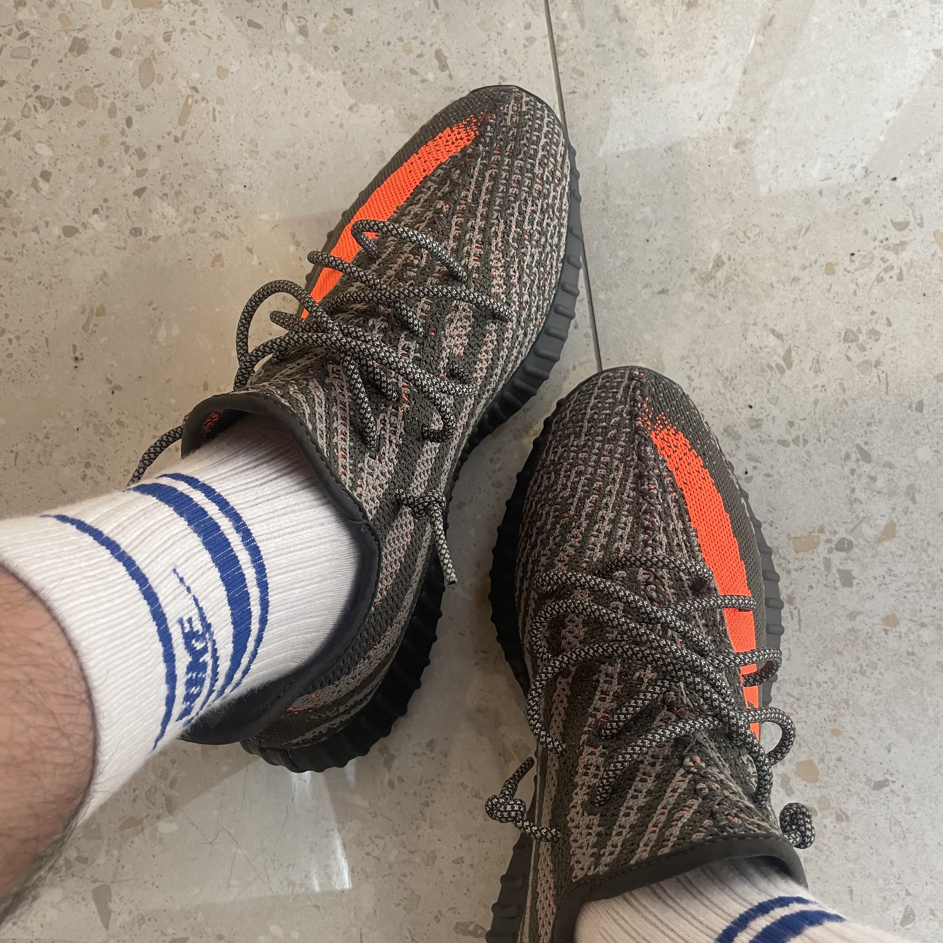 Adidas Yeezy Boost 350 V2 Carbon Beluga 착용 스타일 - 1