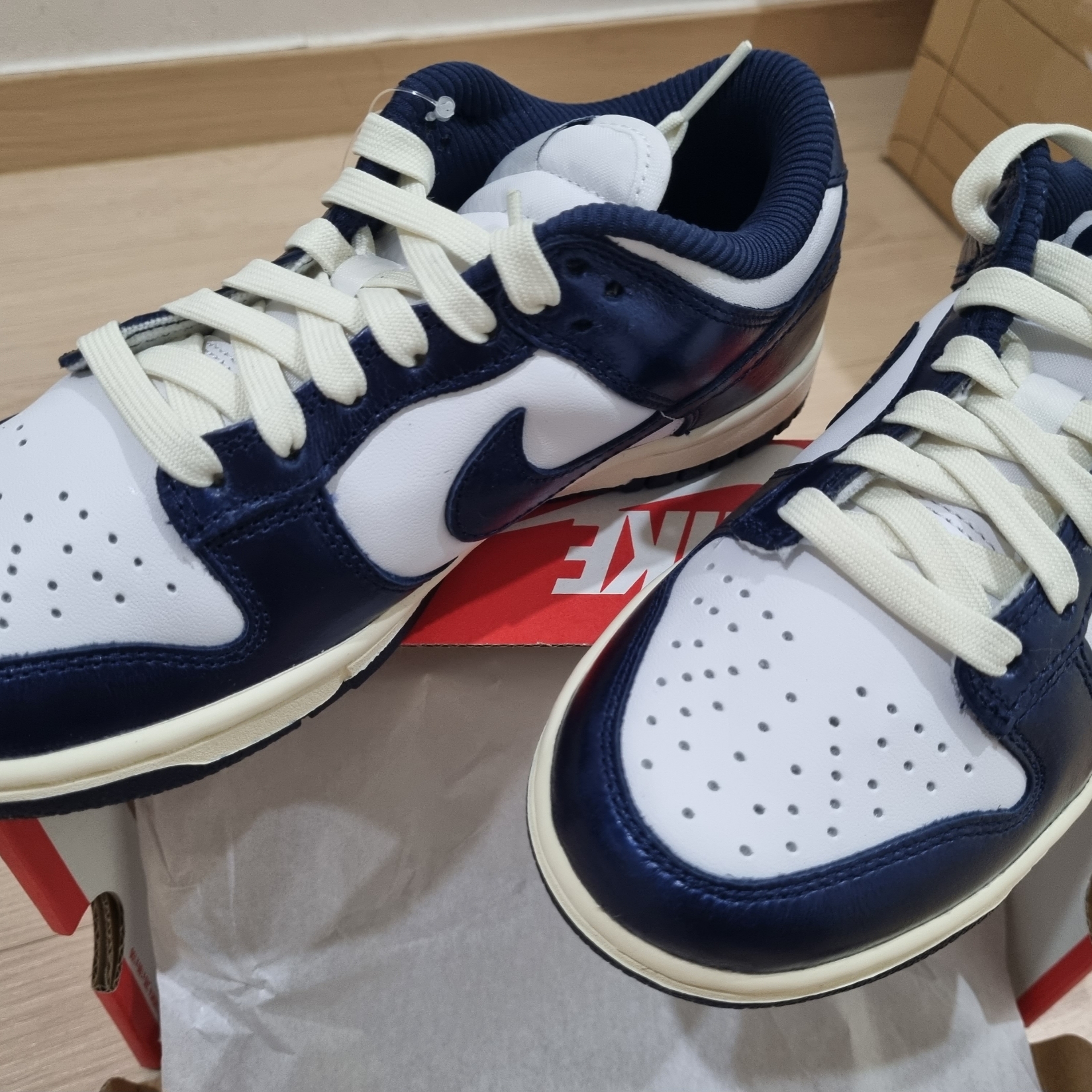 (W) Nike Dunk Low PRM Midnight Navy and White 착용 스타일