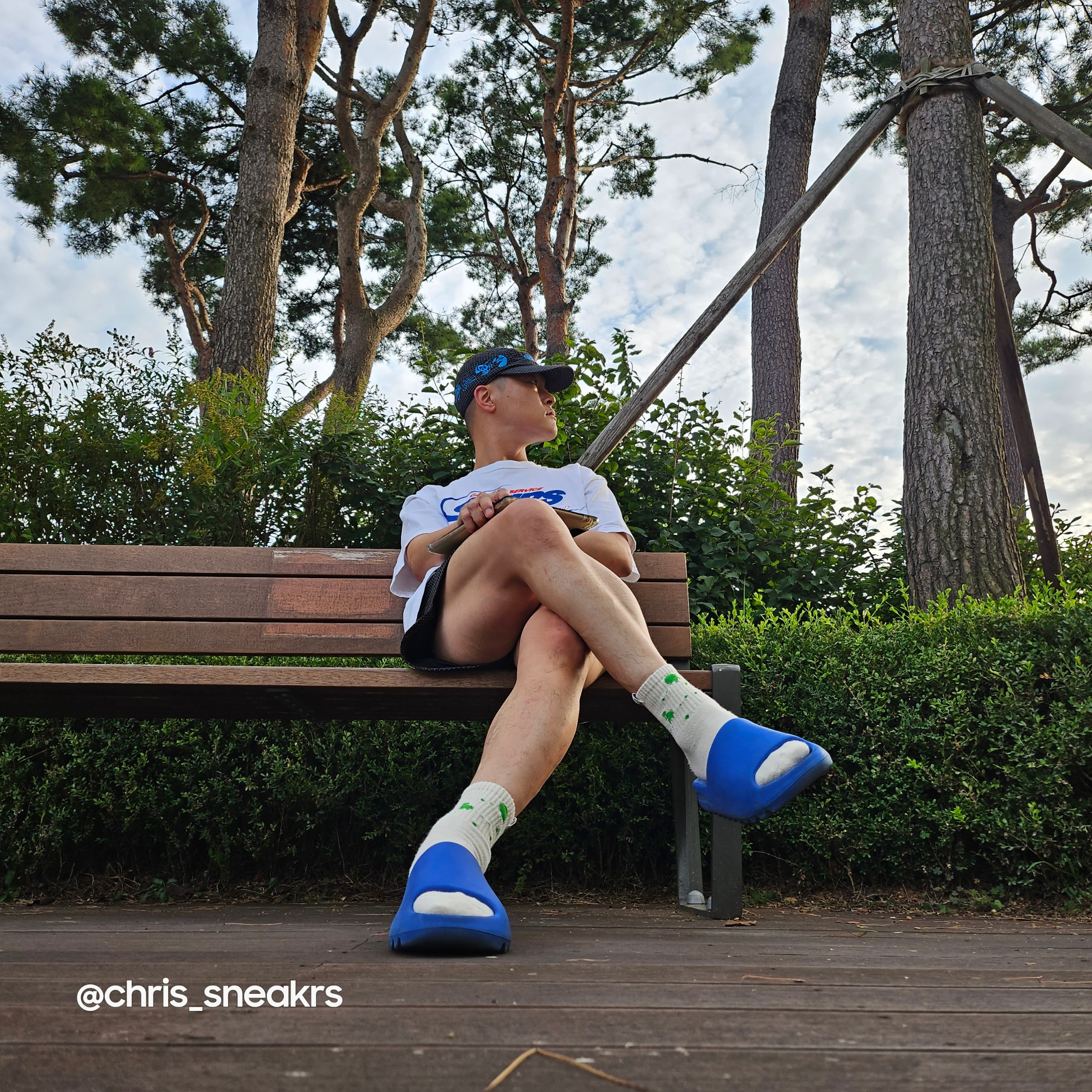 Adidas Yeezy Slide Azure, Nike x Off-White NRG Hat Black 착용 스타일