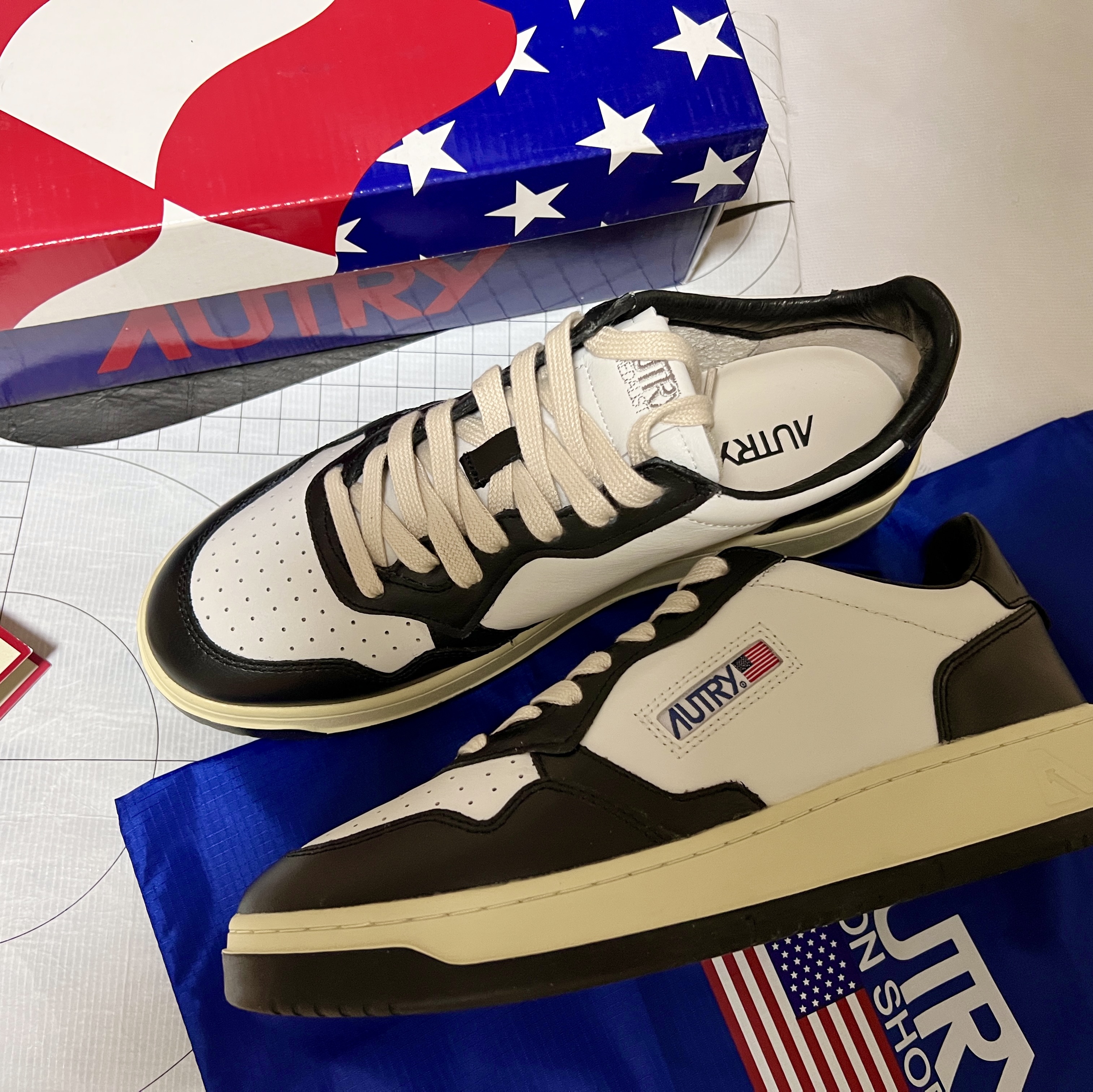Autry Medalist Low Leather Sneakers Black White 착용 스타일 - 1