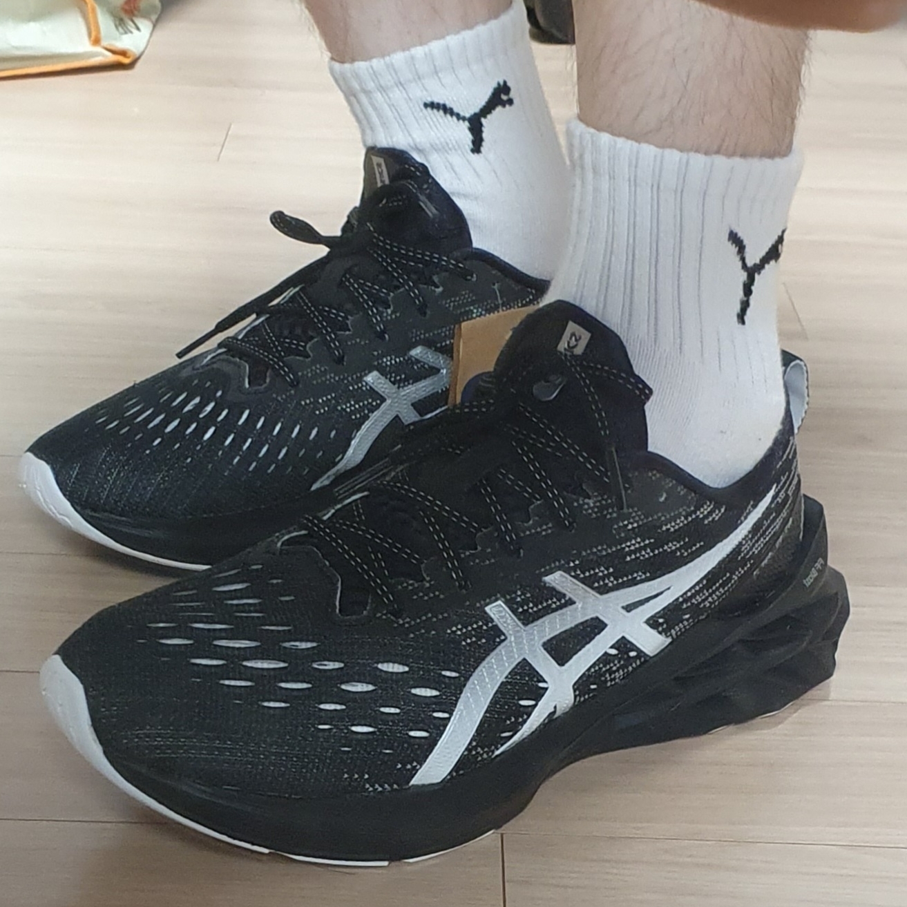 Asics Novablast 2 Black Pure Silver 착용 스타일 - 2