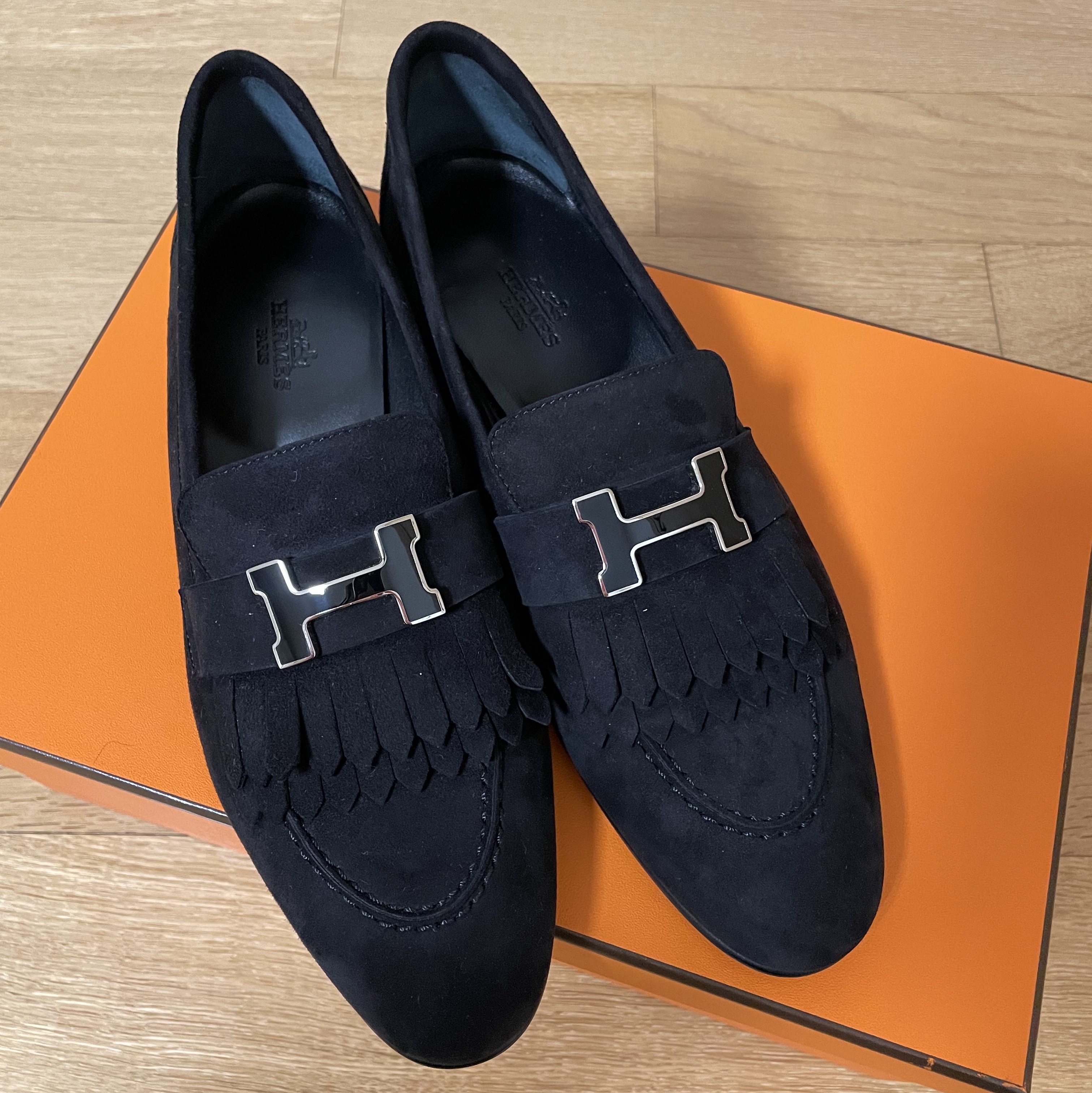 (W) Hermes Royal Loafers Suede Goatskin & Lacquered Palladium Noir 착용 스타일 - 1