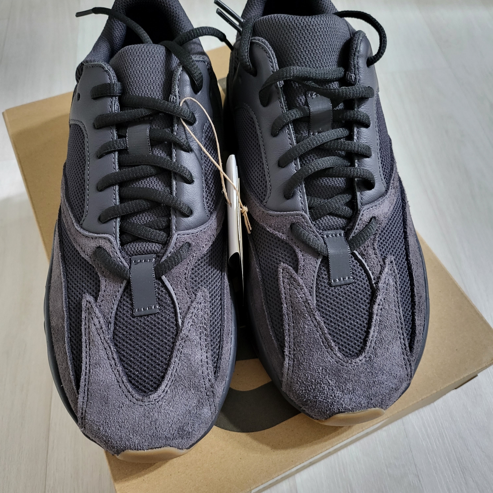 Adidas Yeezy Boost 700 Utility Black 2023 착용 스타일