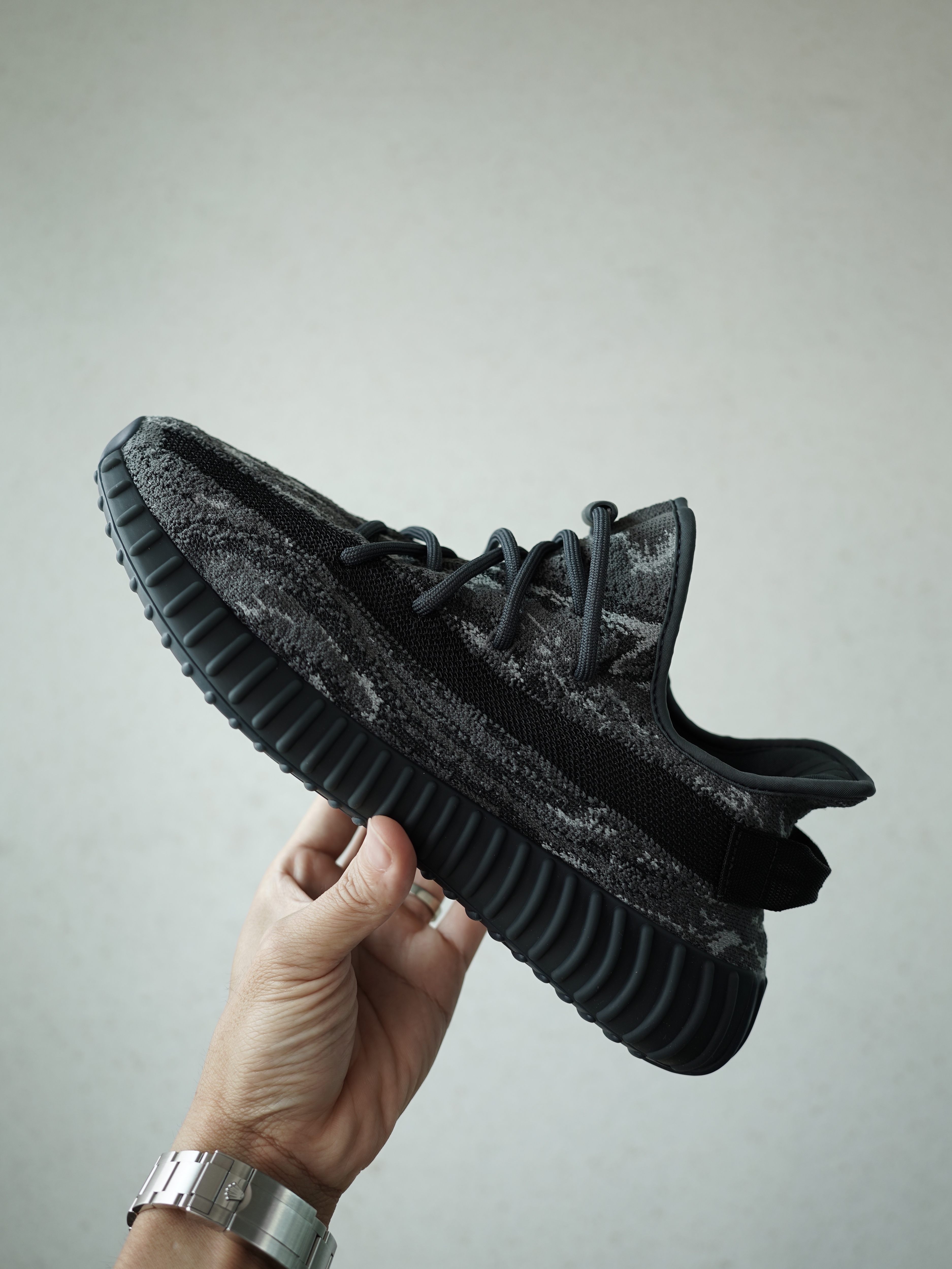 Adidas Yeezy Boost 350 V2 MX Dark Salt 착용 스타일 - 1