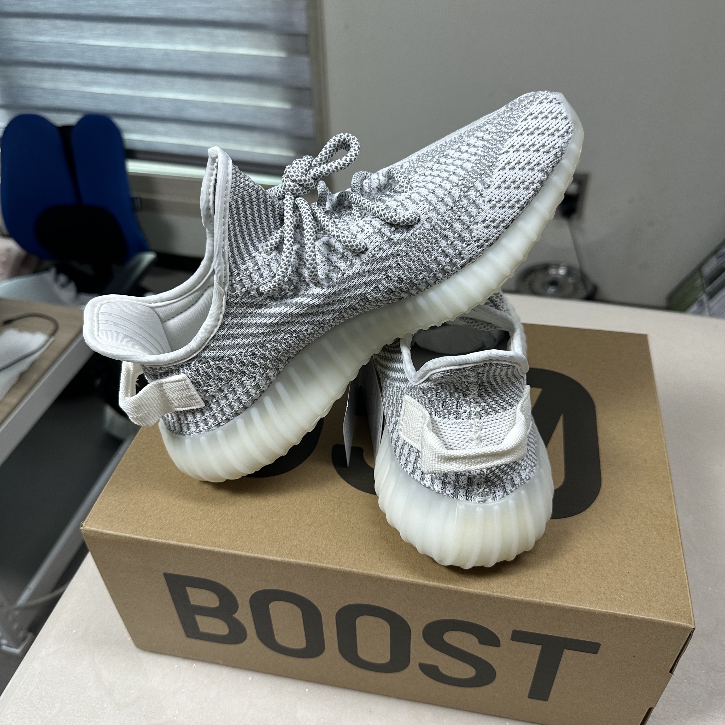 Adidas Yeezy Boost 350 V2 Static 2023 착용 스타일 - 3