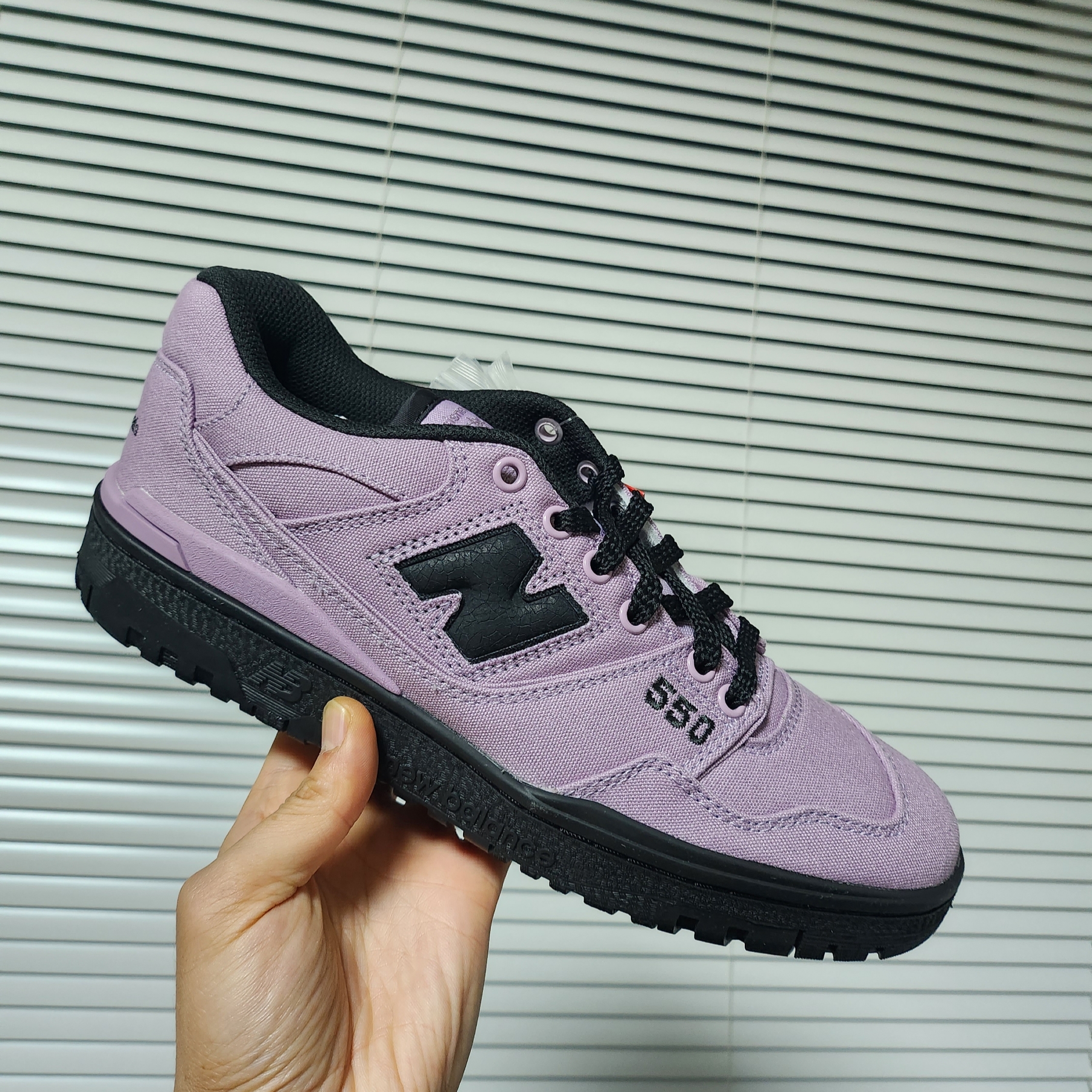 New Balance x Thisisneverthat 550 Lavender Black 착용 스타일 - 1