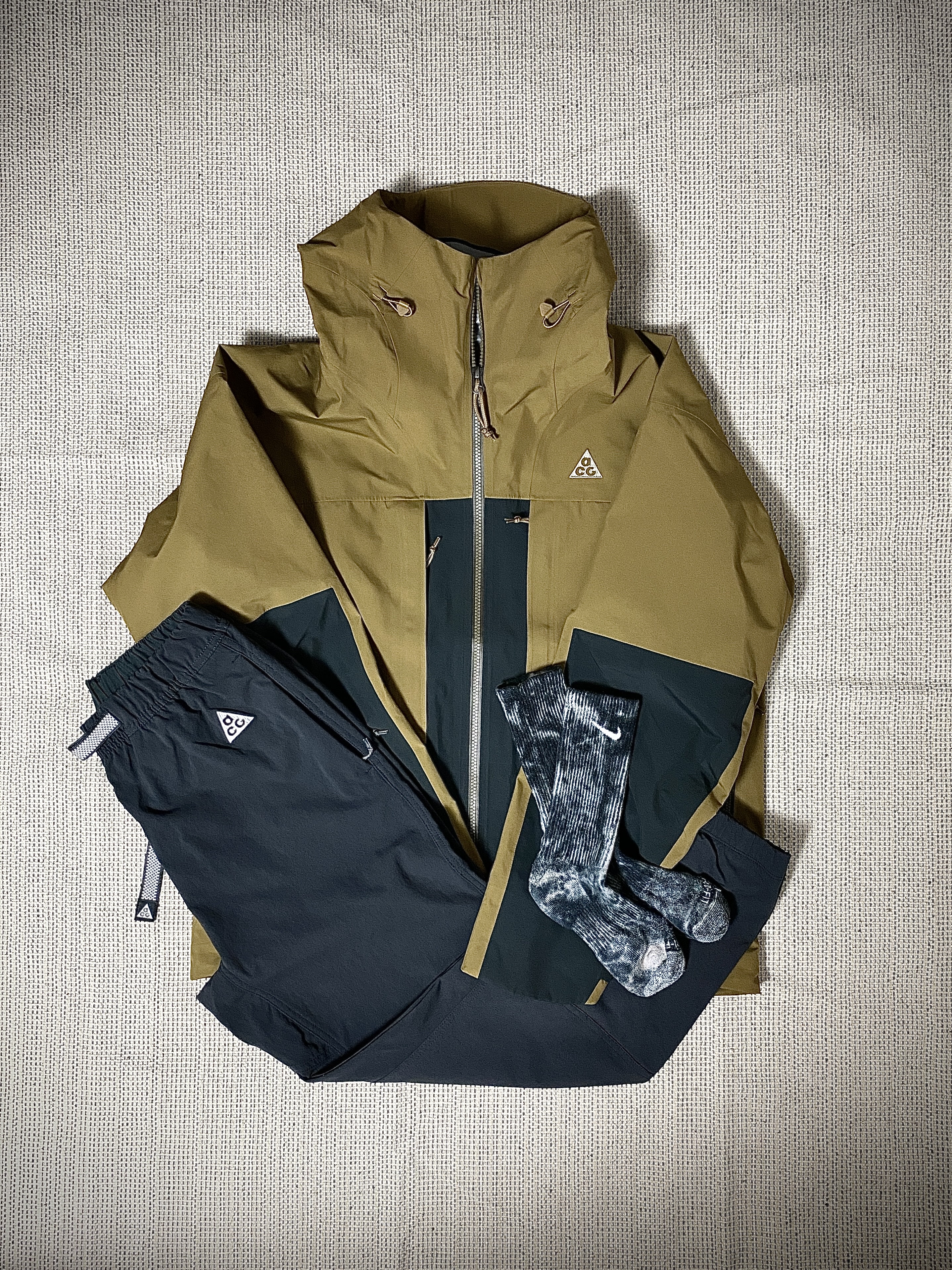 Nike ACG Gore-Tex Misery Ridge Jacket Golden Beige - Asia, Nike ACG Trail Pants Dark Smoke Grey - Asia 착용 스타일 - 3