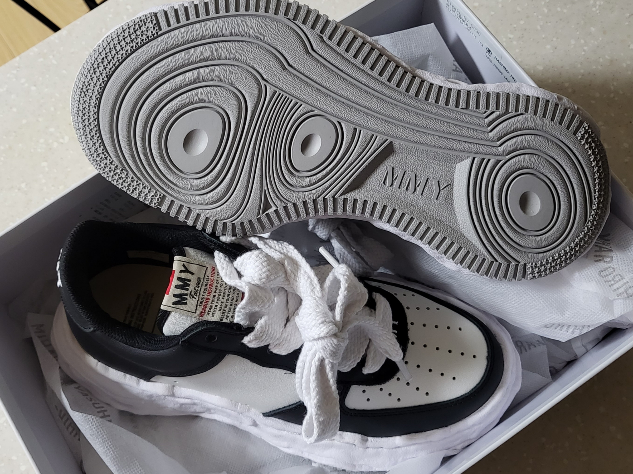 Maison Mihara Yasuhiro Wayne OG Sole Leather Low-top Sneakers Black White 착용 스타일