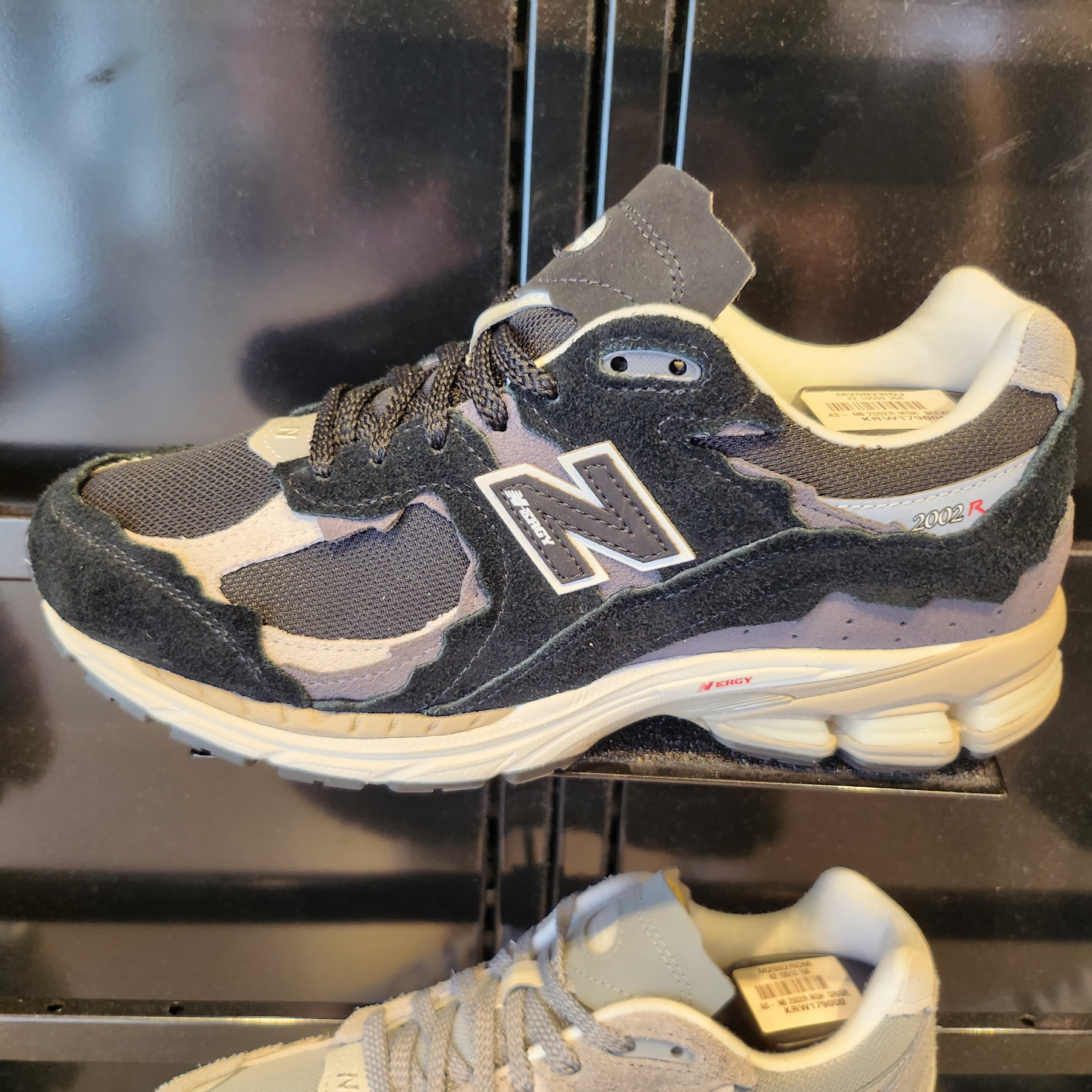 New Balance 2002R Protection Pack Black Grey, New Balance 1906R White Gold 착용 스타일 - 1