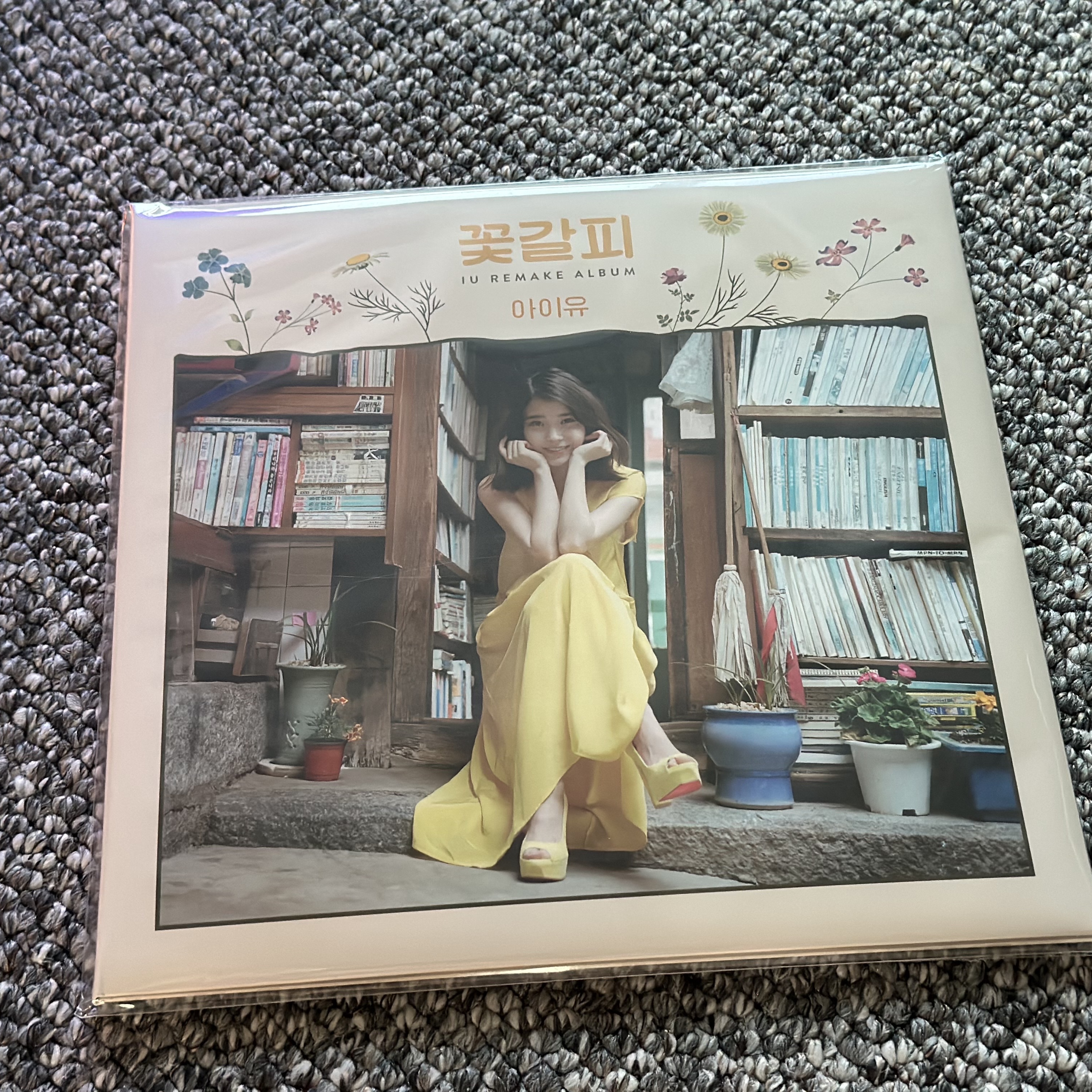 IU Remake Album A Flower Bookmark (Edam Ver.) LP 착용 스타일 - 1
