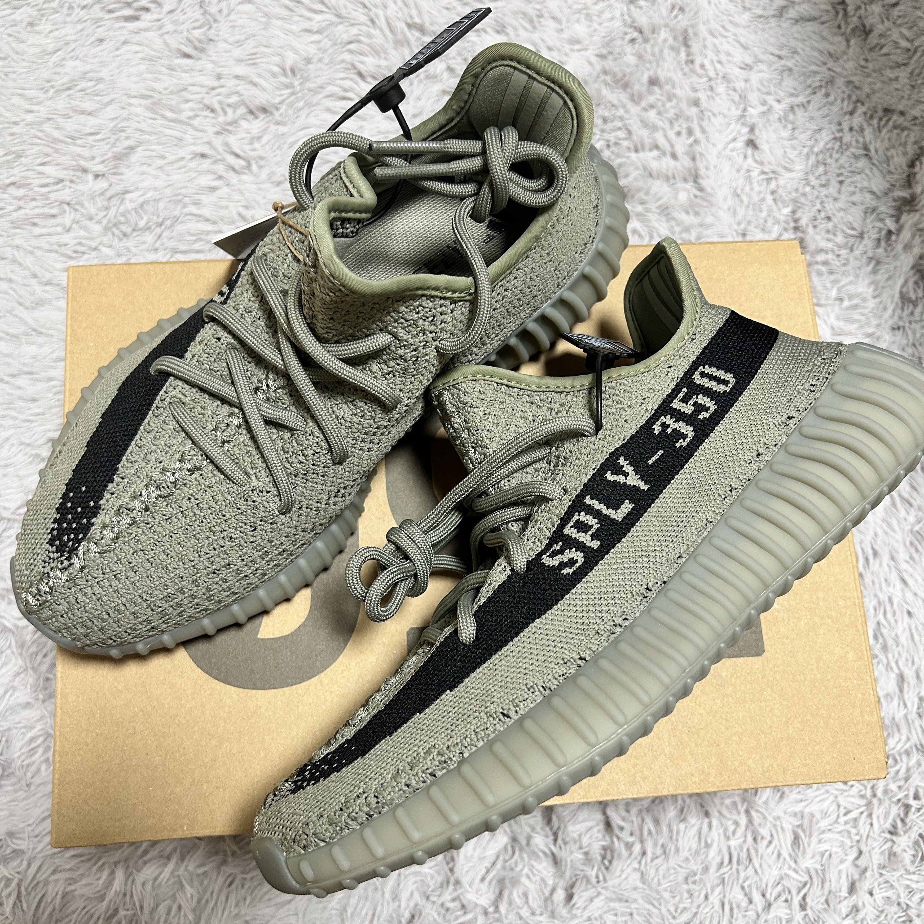 Adidas Yeezy Boost 350 V2 Granite Core Black 착용 스타일