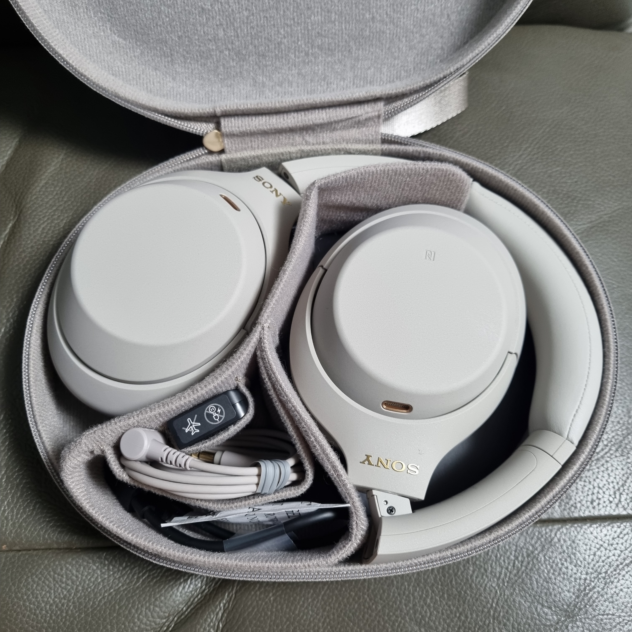 Sony WH-1000XM4 Platinum Silver (Korean Ver.) 착용 스타일