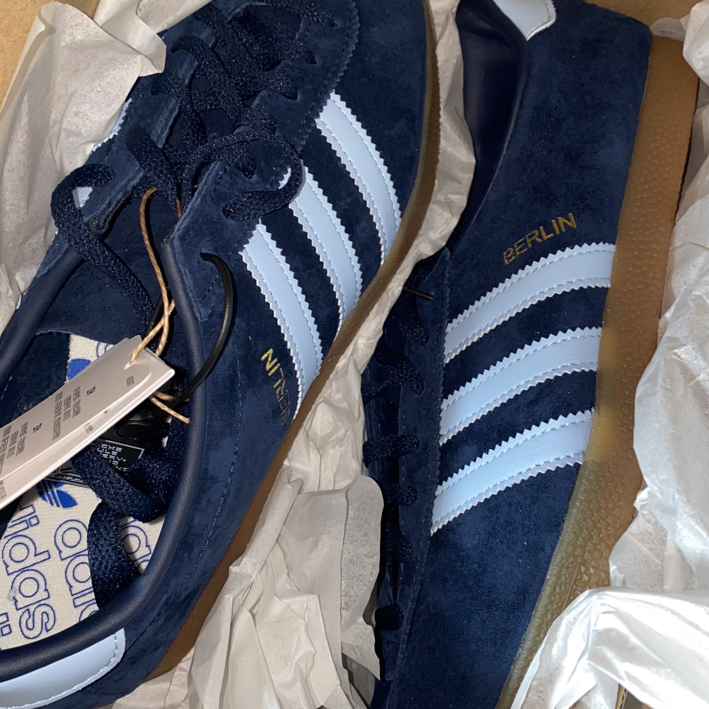 Adidas Berlin Collegiate Navy Pantone 착용 스타일