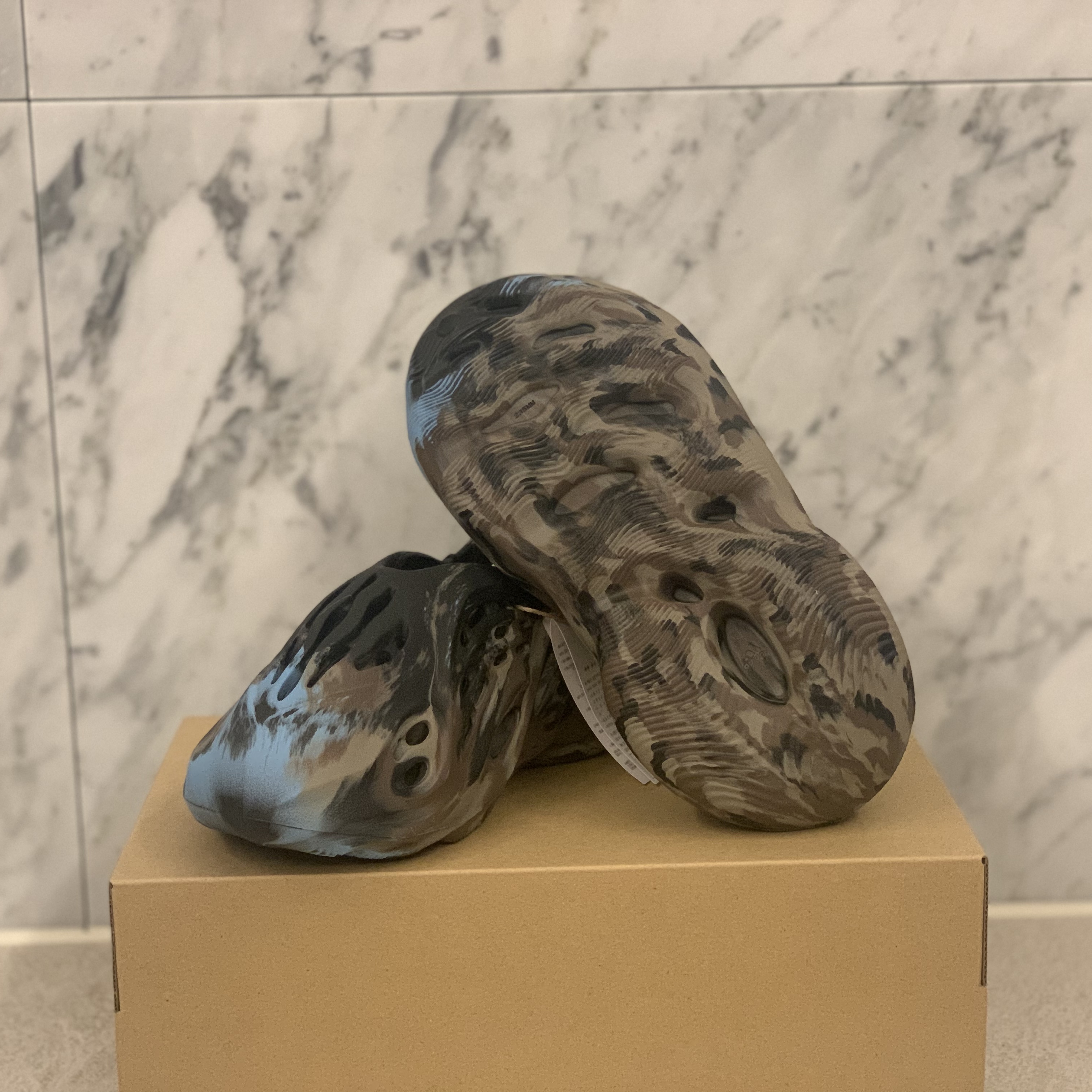 Adidas Yeezy Foam RNNR MX Cinder 착용 스타일 - 4