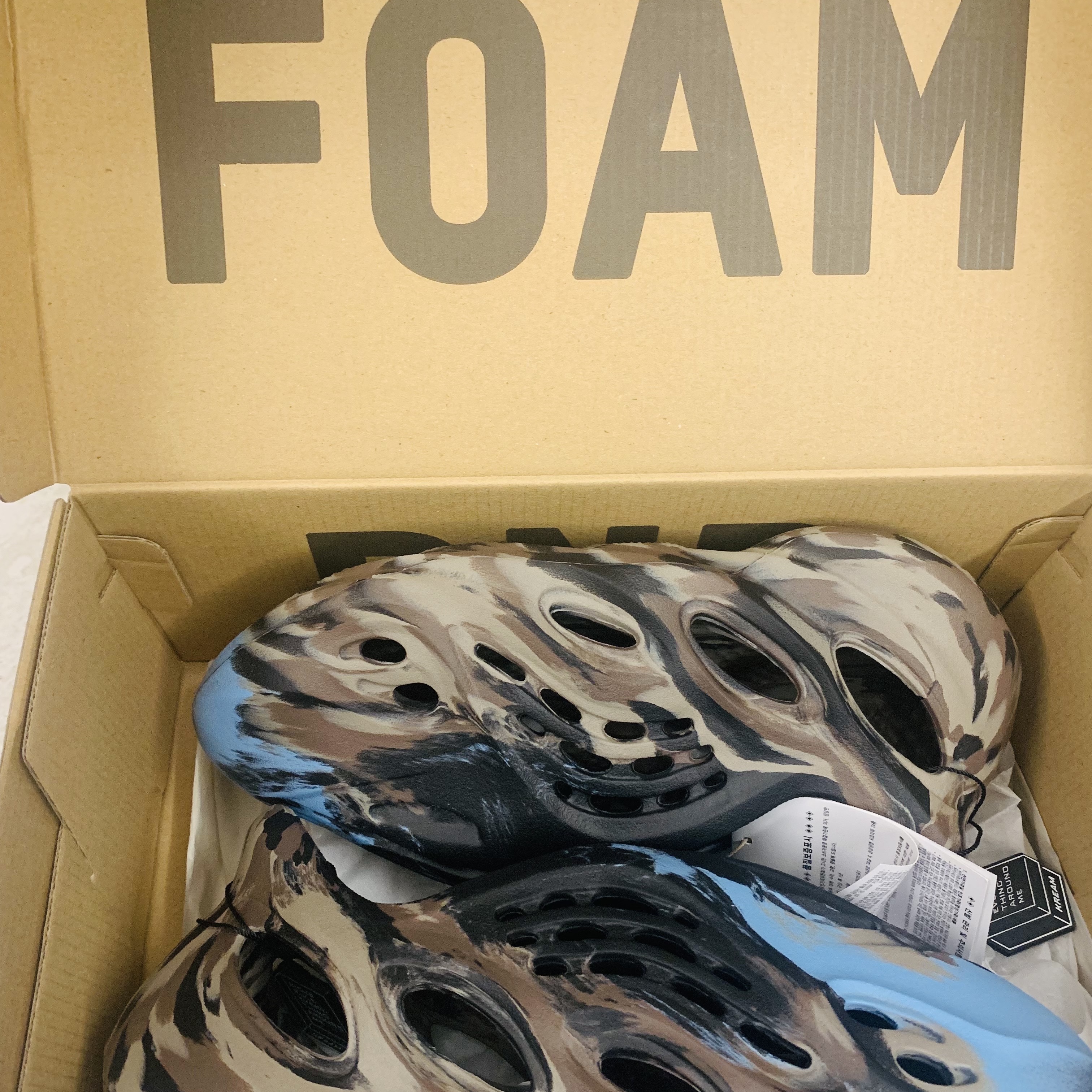 Adidas Yeezy Foam RNNR MX Cinder 착용 스타일 - 5