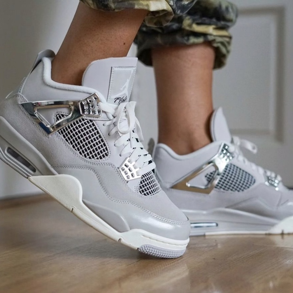 (W) Jordan 4 Retro Frozen Moments 착용 스타일 - 3