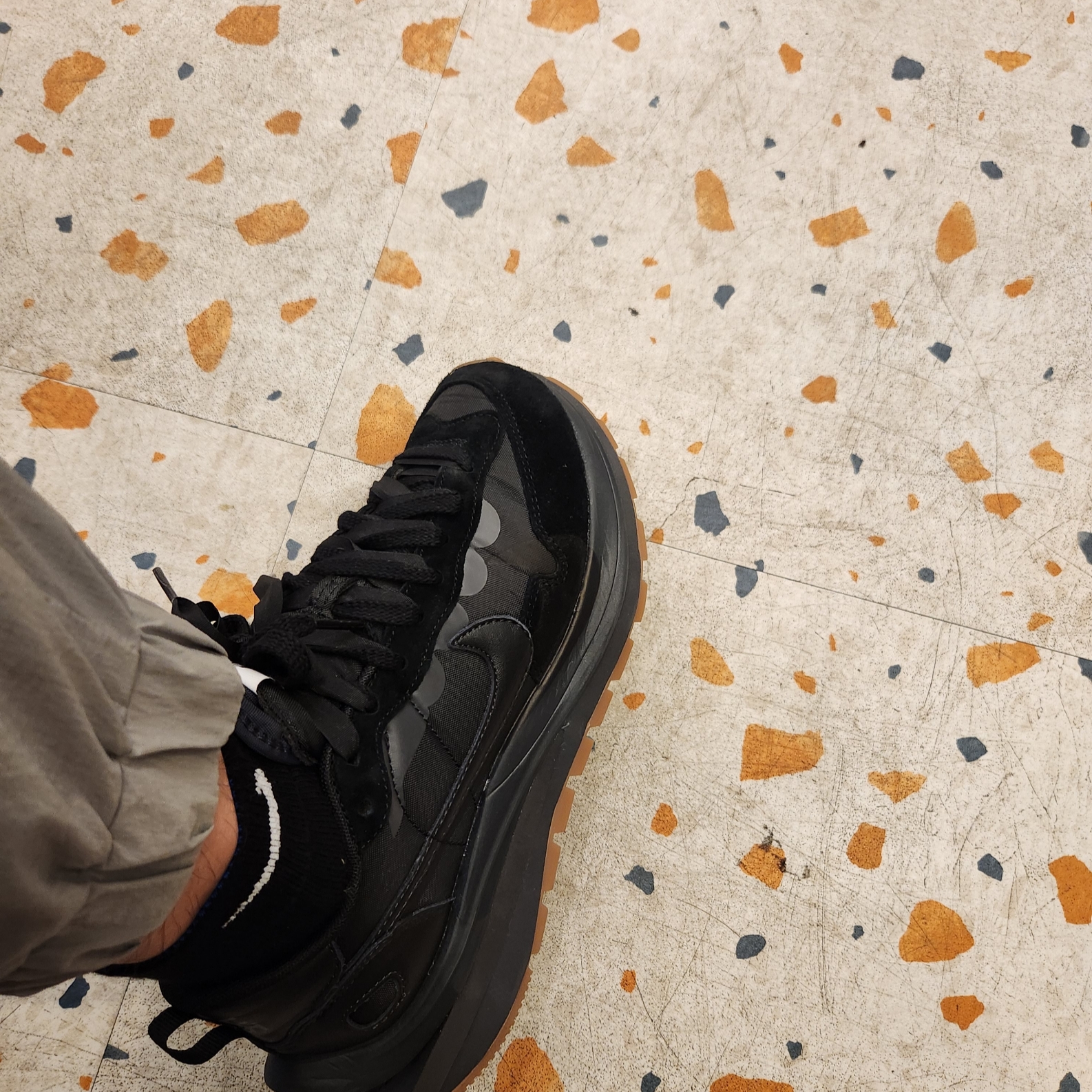 Nike x Sacai VaporWaffle Black and Gum 착용 스타일 - 2
