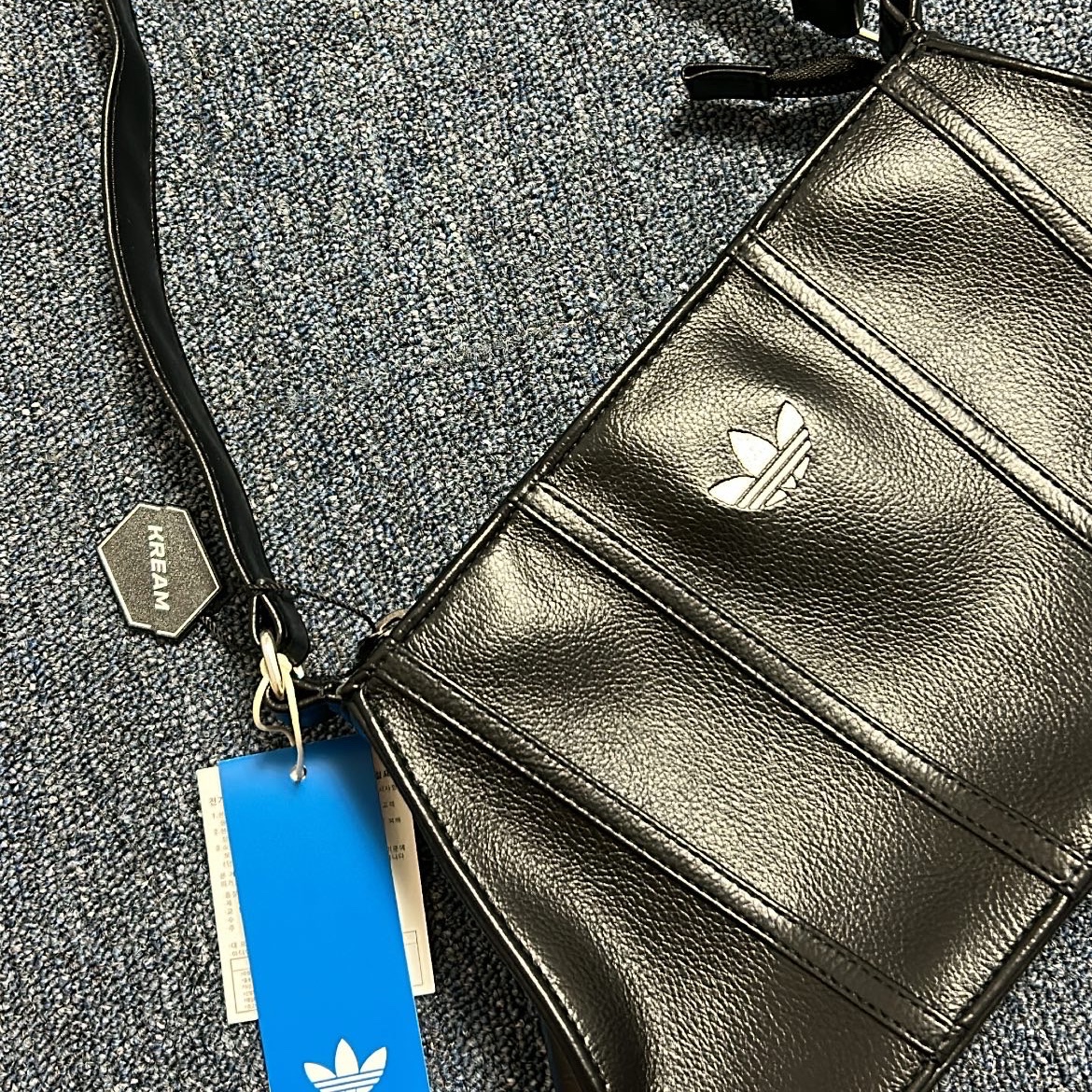 Adidas Mini Airliner Bag Black 착용 스타일
