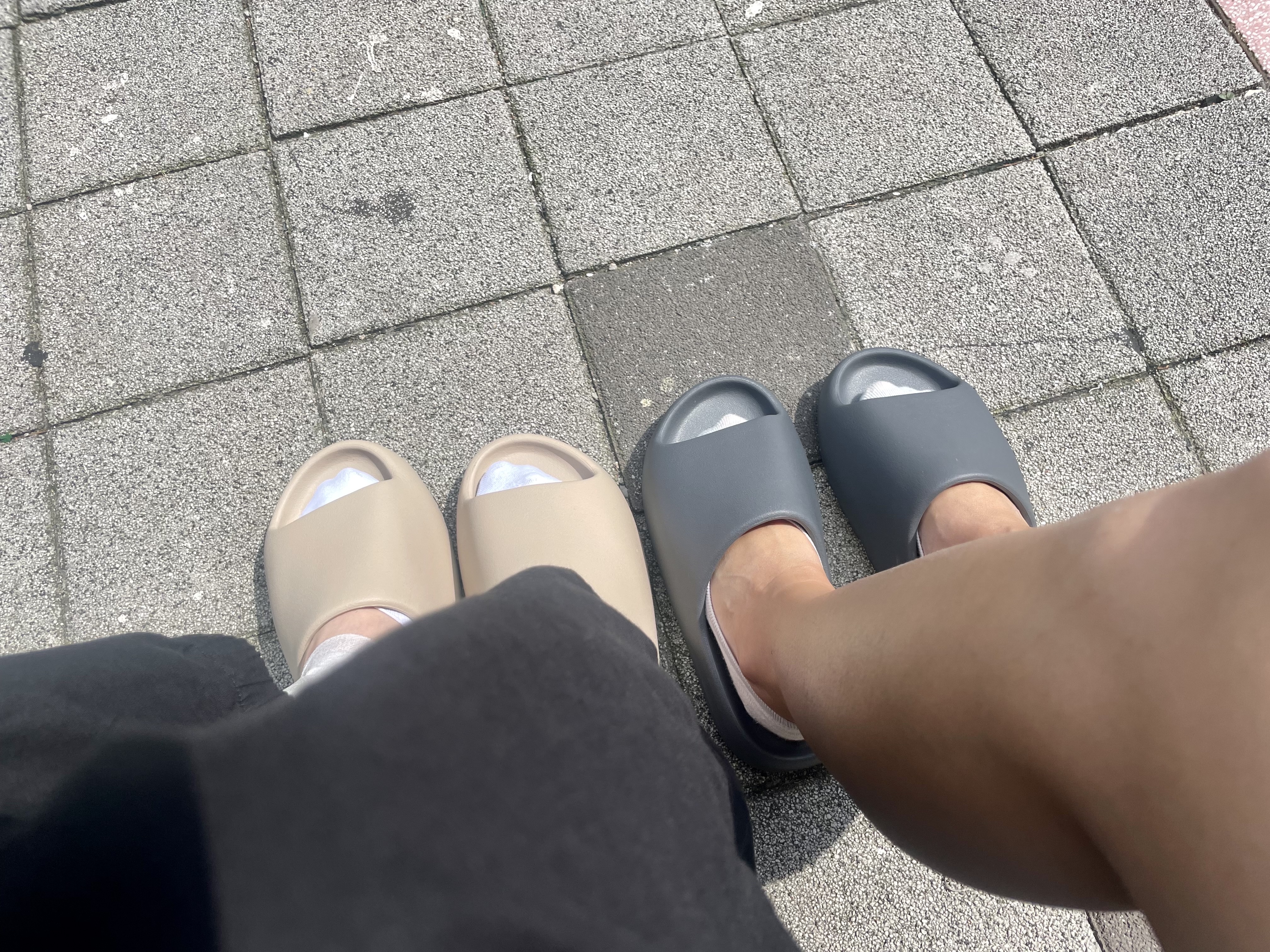 Adidas Yeezy Slide Slate Grey, Adidas Yeezy Slide Pure - Re-Release Ver. 착용 스타일 - 2