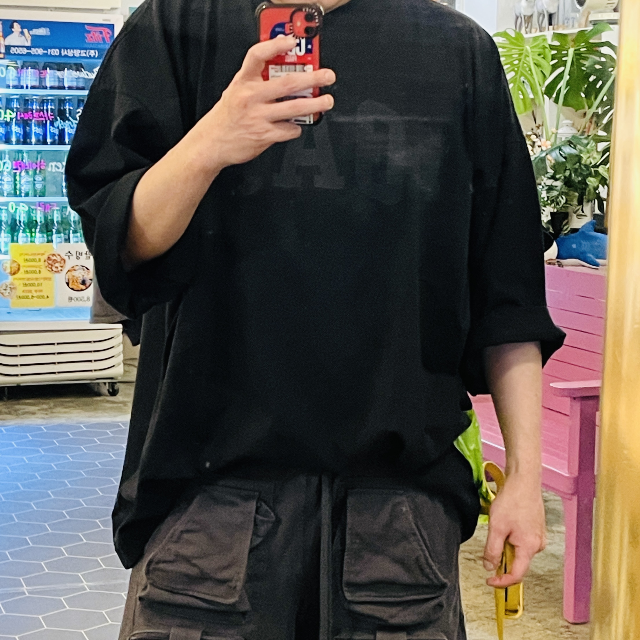 Yeezy Gap Engineered By Balenciaga Dove 3/4 Sleeve T-Shirt Black 착용 스타일