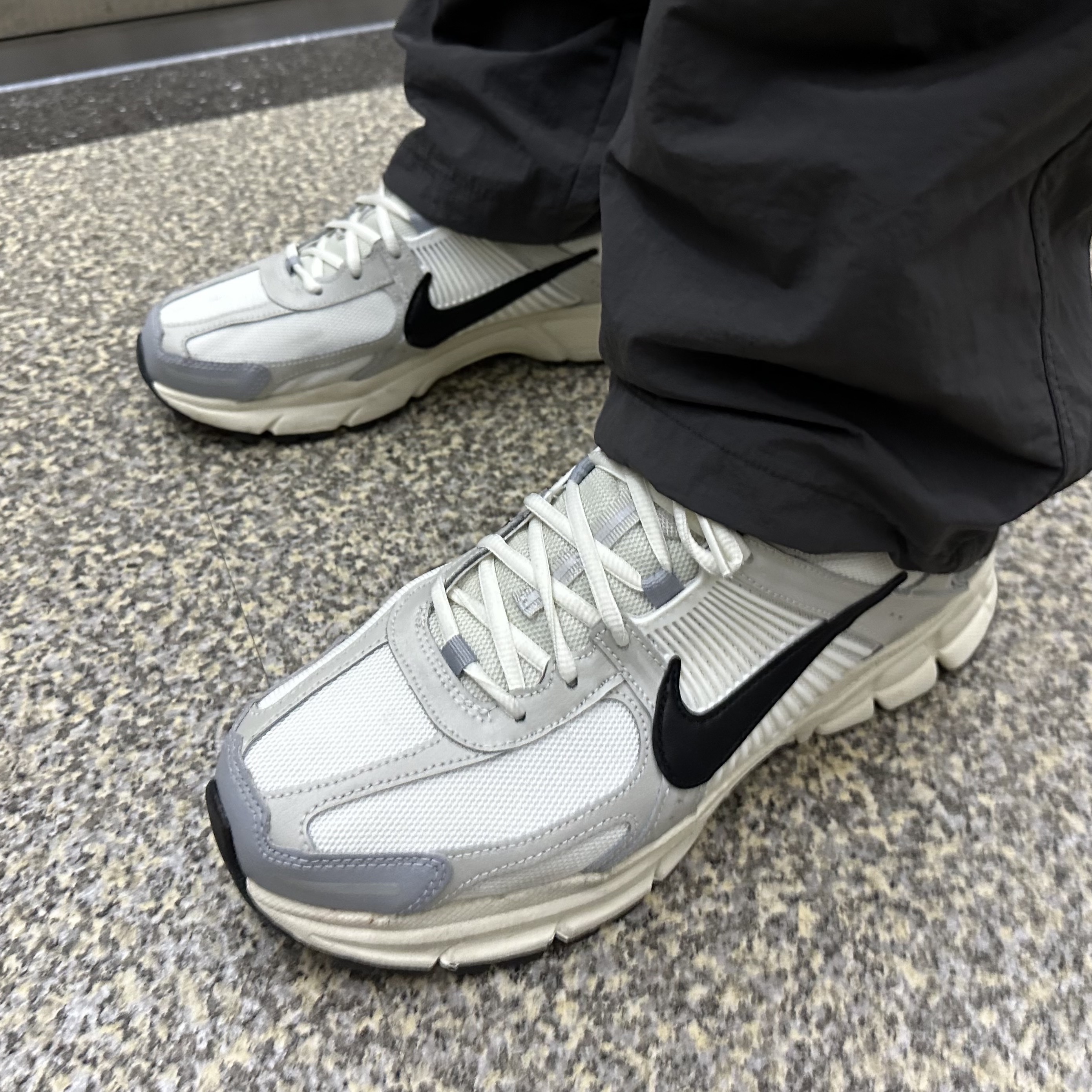 (W) Nike Zoom Vomero 5 Wolf Grey and Black 착용 스타일