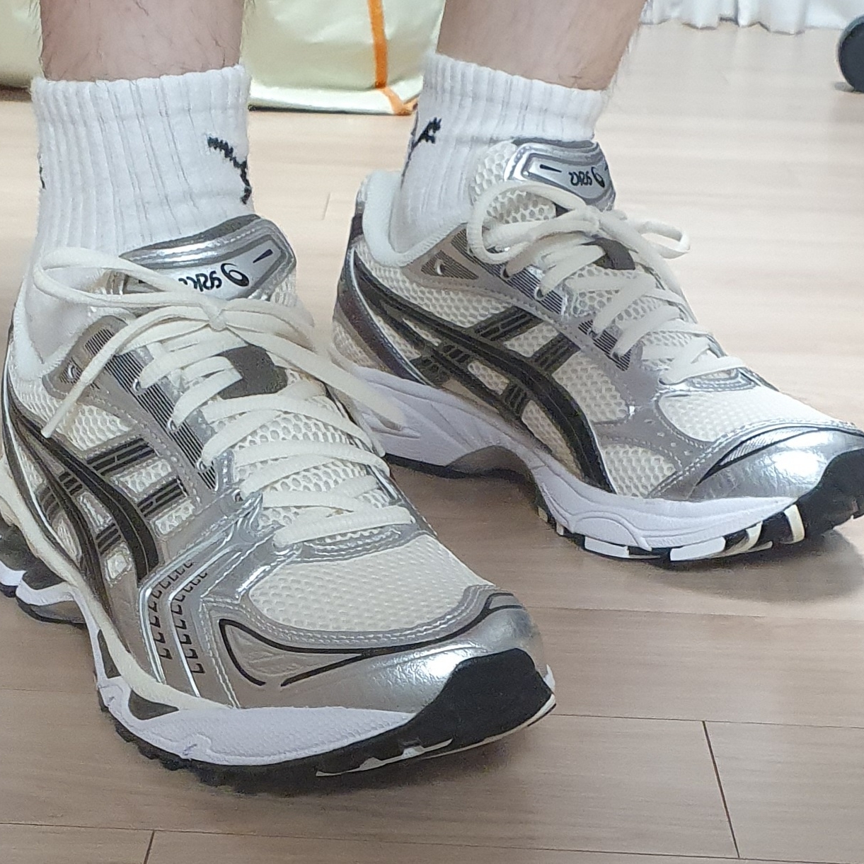Asics Gel-Kayano 14 Cream Black 착용 스타일 - 2