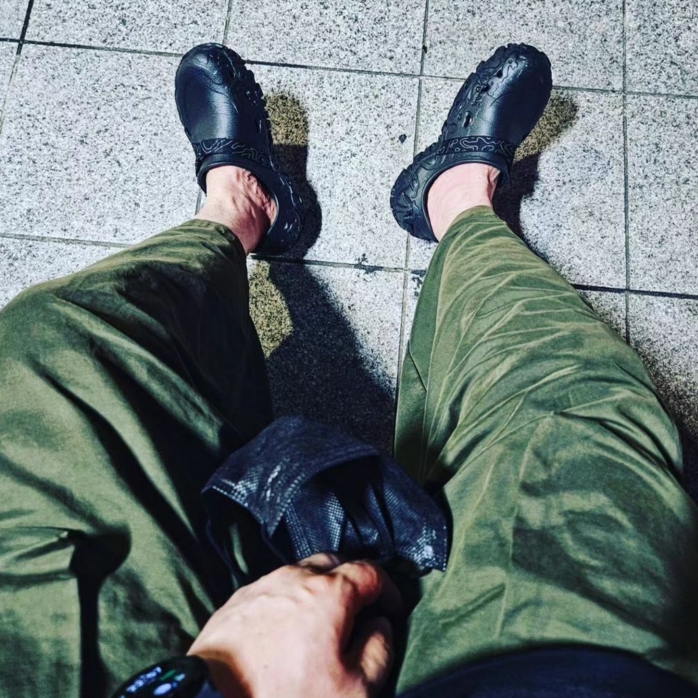 Crocs All Terrain Atlas Black 착용 스타일 - 1