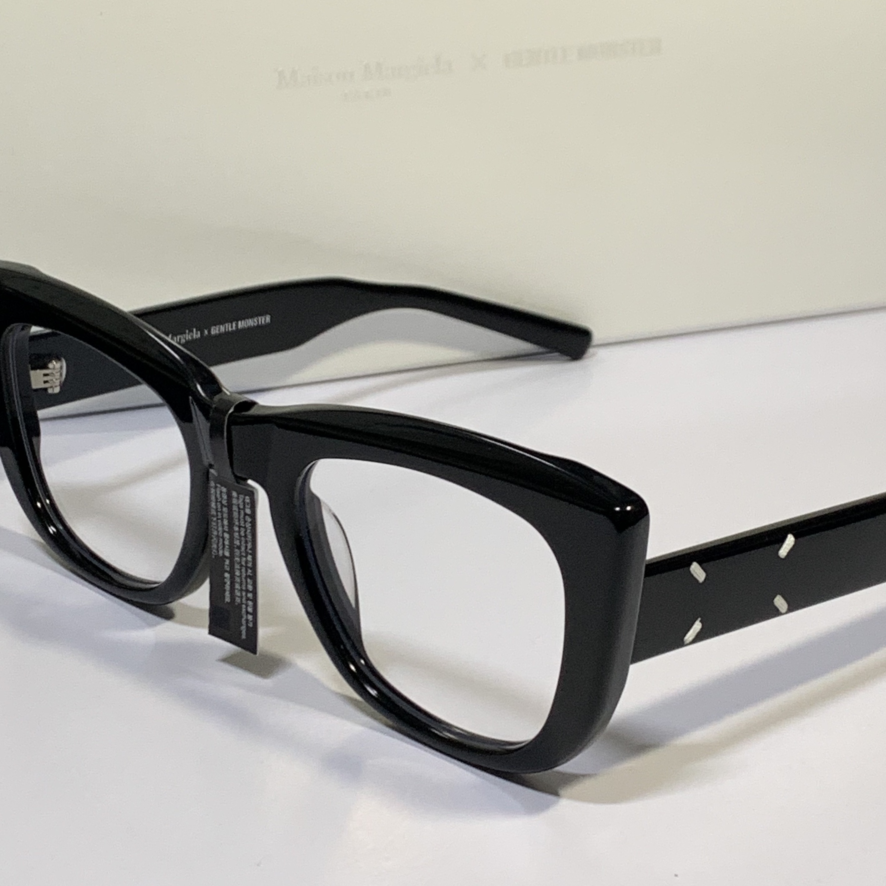 Gentle Monster x Maison Margiela MM008 Black Clear 착용 스타일 - 2
