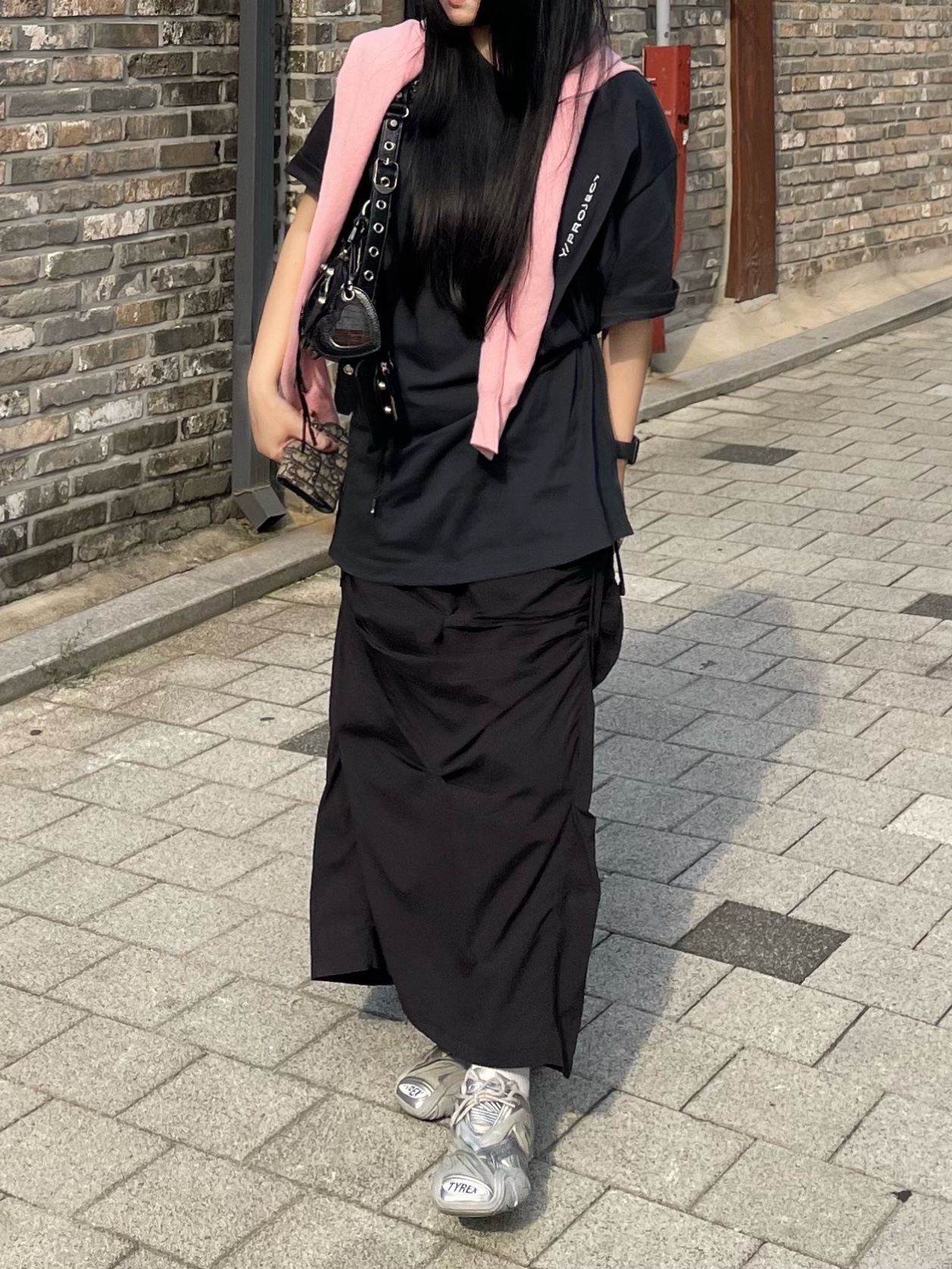 (W) Balenciaga Tyrex Sneakers Silver, Balenciaga Arena Lambskin Le Cagole XS Shoulder Bag Black 착용 스타일 - 2