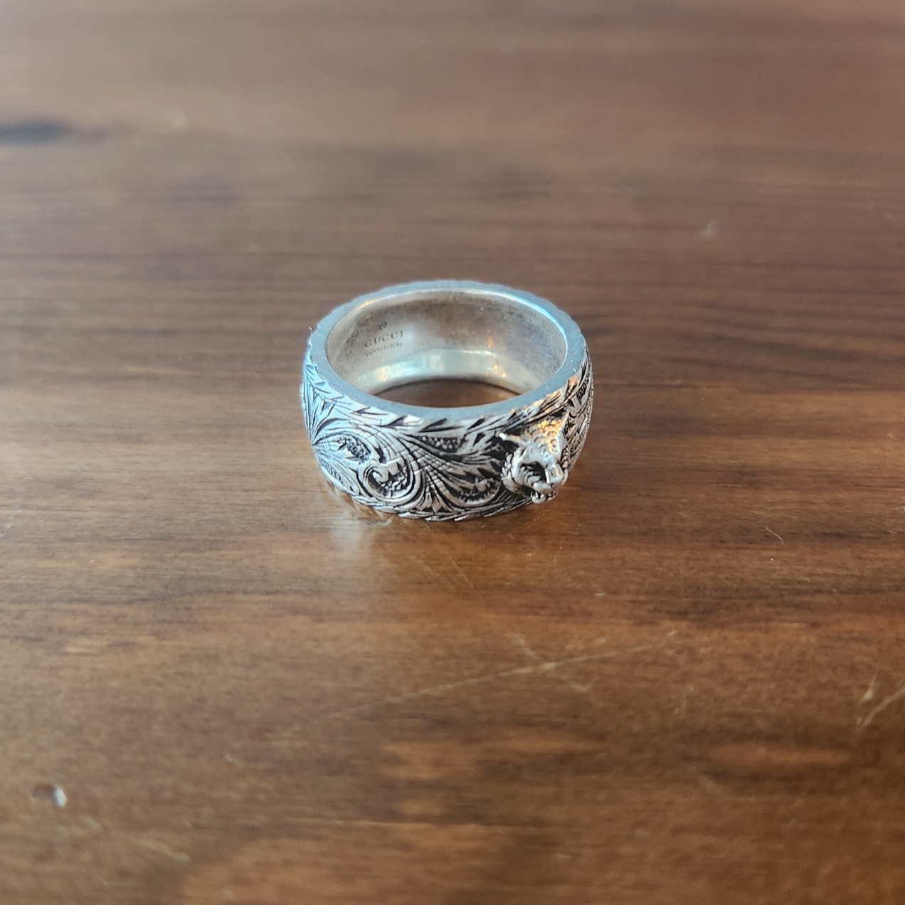 Gucci Thin Silver Ring With Feline Head Silver Aged Dark Finish 착용 스타일 - 1